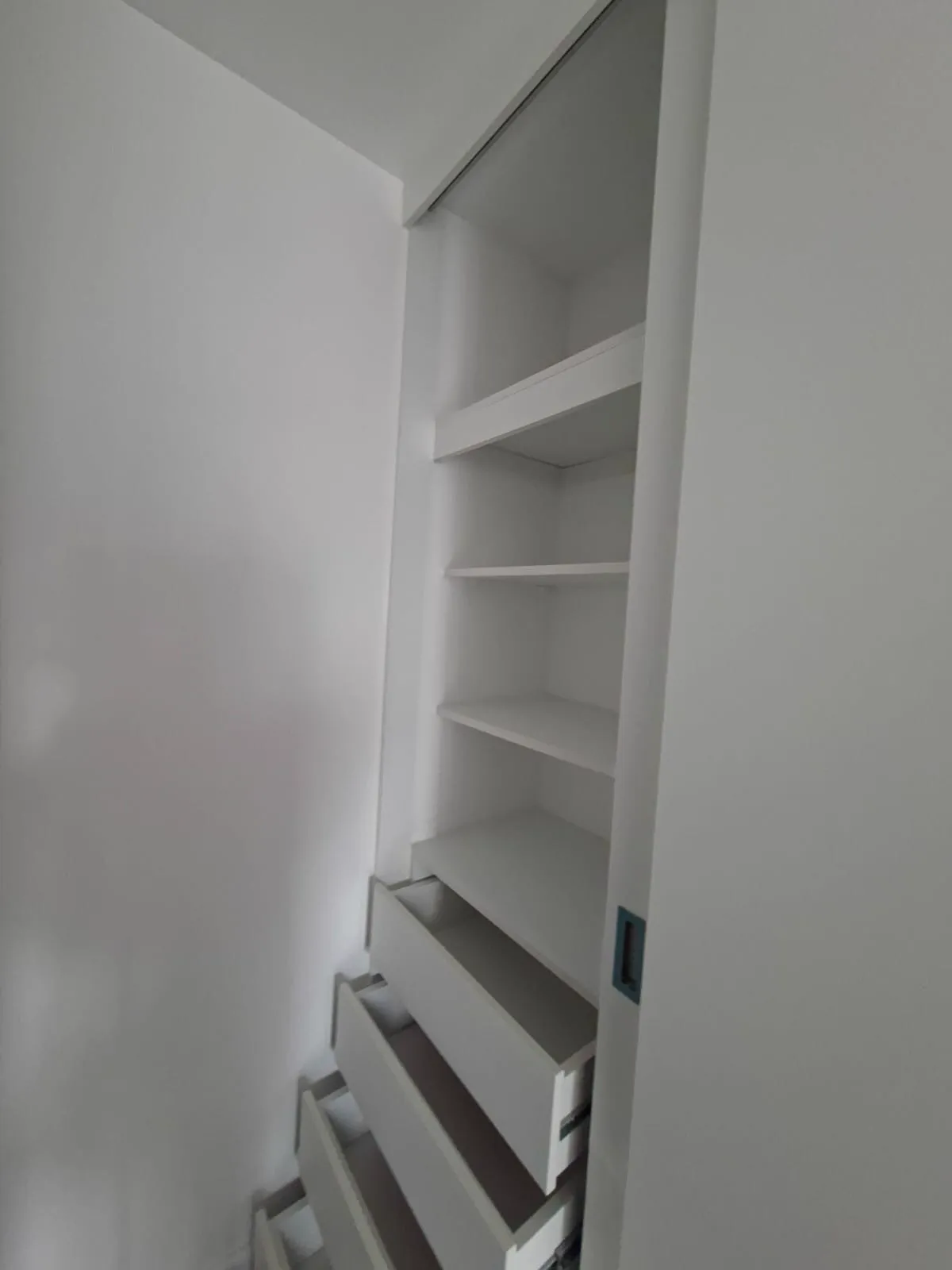 Clóset de melamine con puertas corredizas del proyecto Porta 360