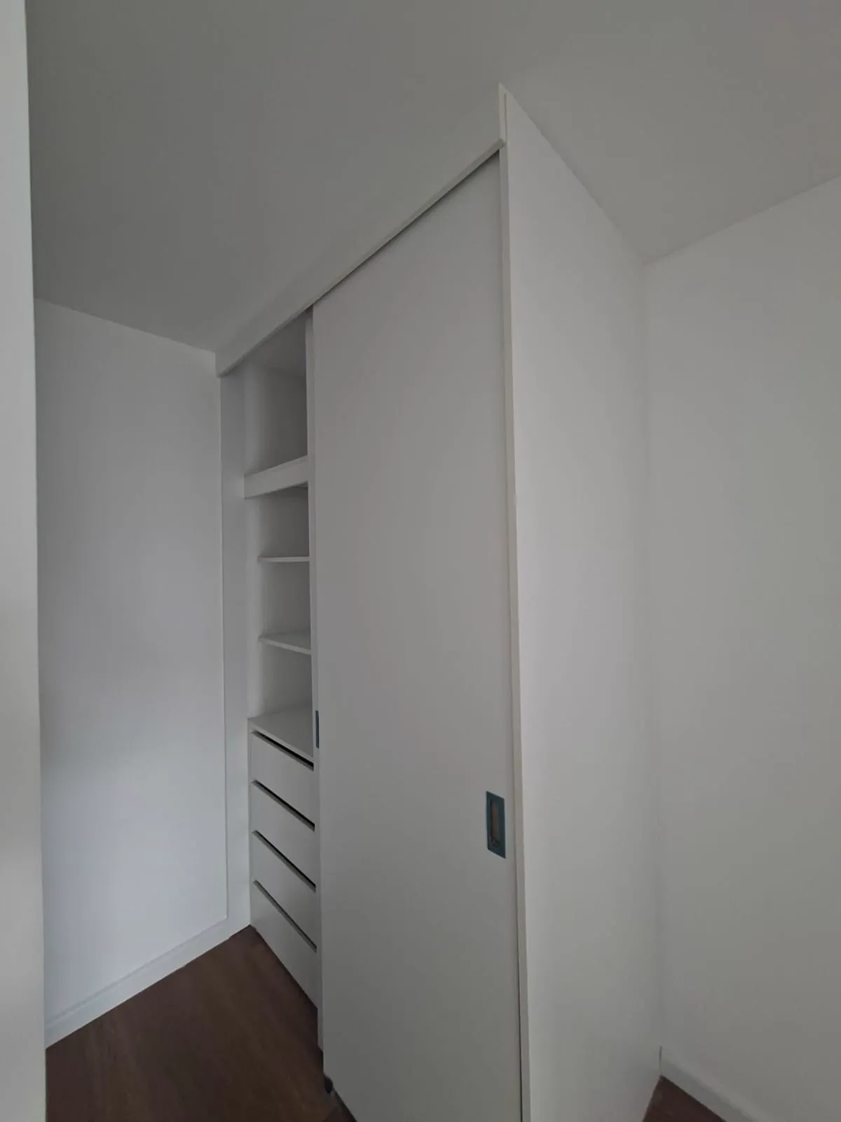 Clóset de melamine con puertas corredizas del proyecto Porta 360