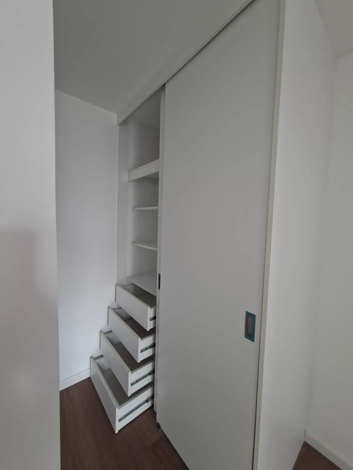 Clóset de melamine con puertas corredizas del proyecto Porta 360