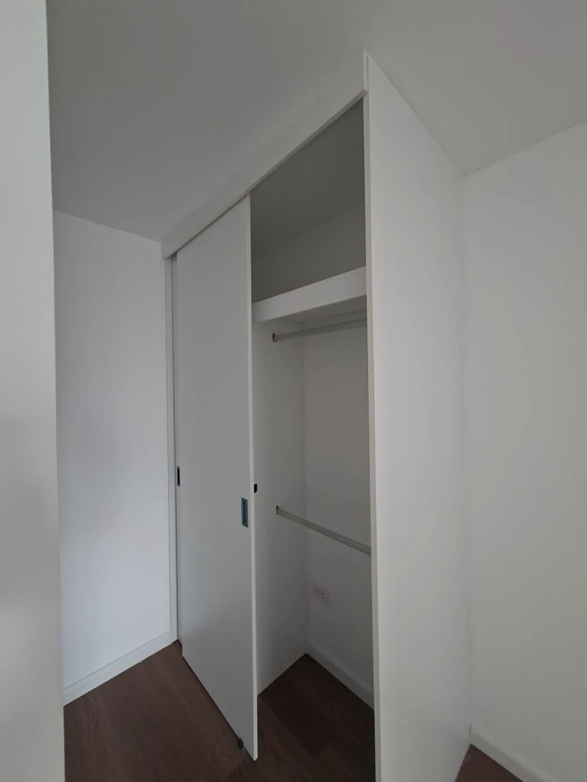 Clóset de melamine con puertas corredizas del proyecto Porta 360