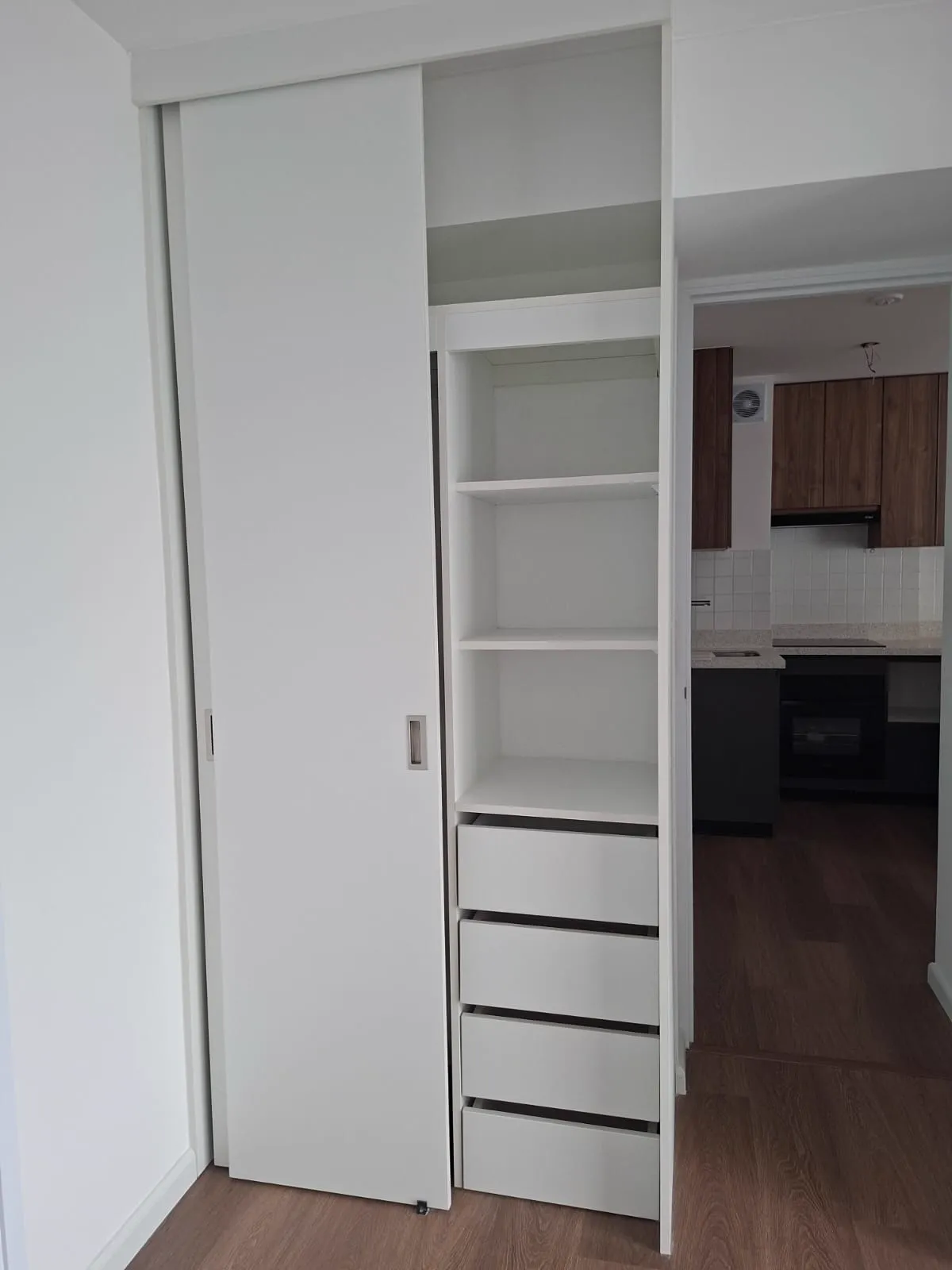 Clóset de melamine con puertas corredizas del proyecto Porta 360