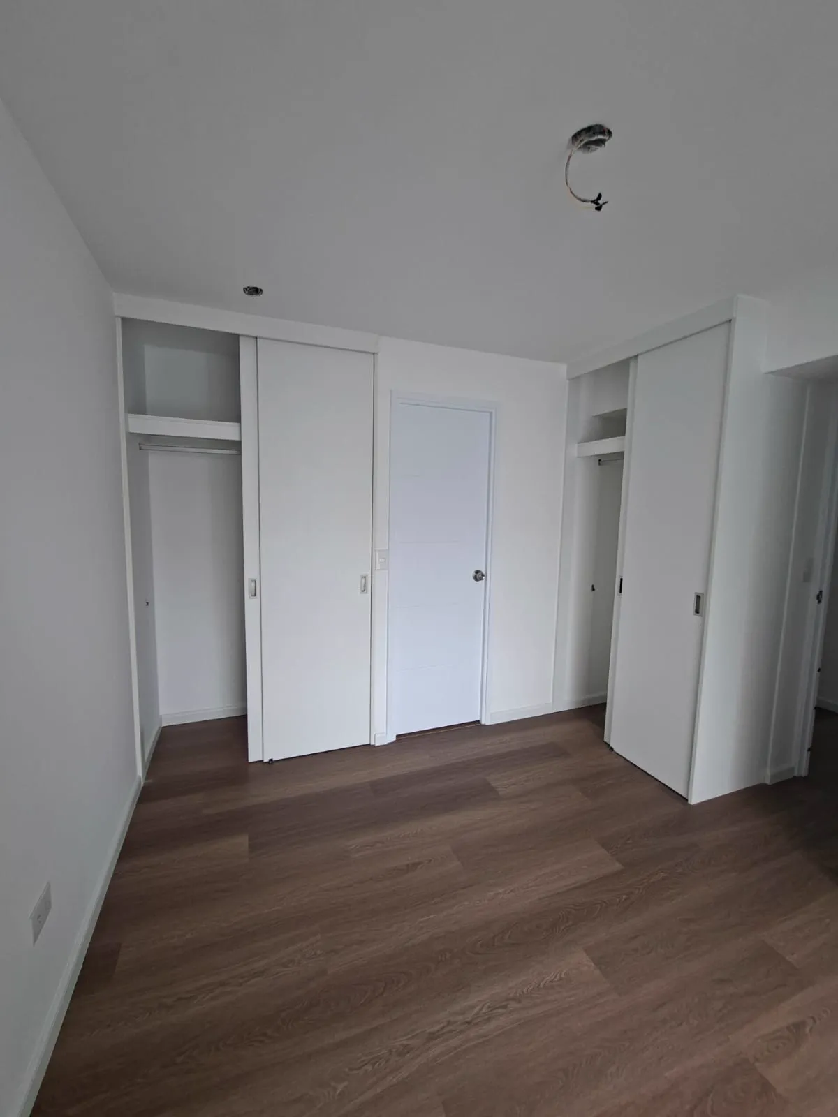 Clóset de melamine con puertas corredizas del proyecto Porta 360
