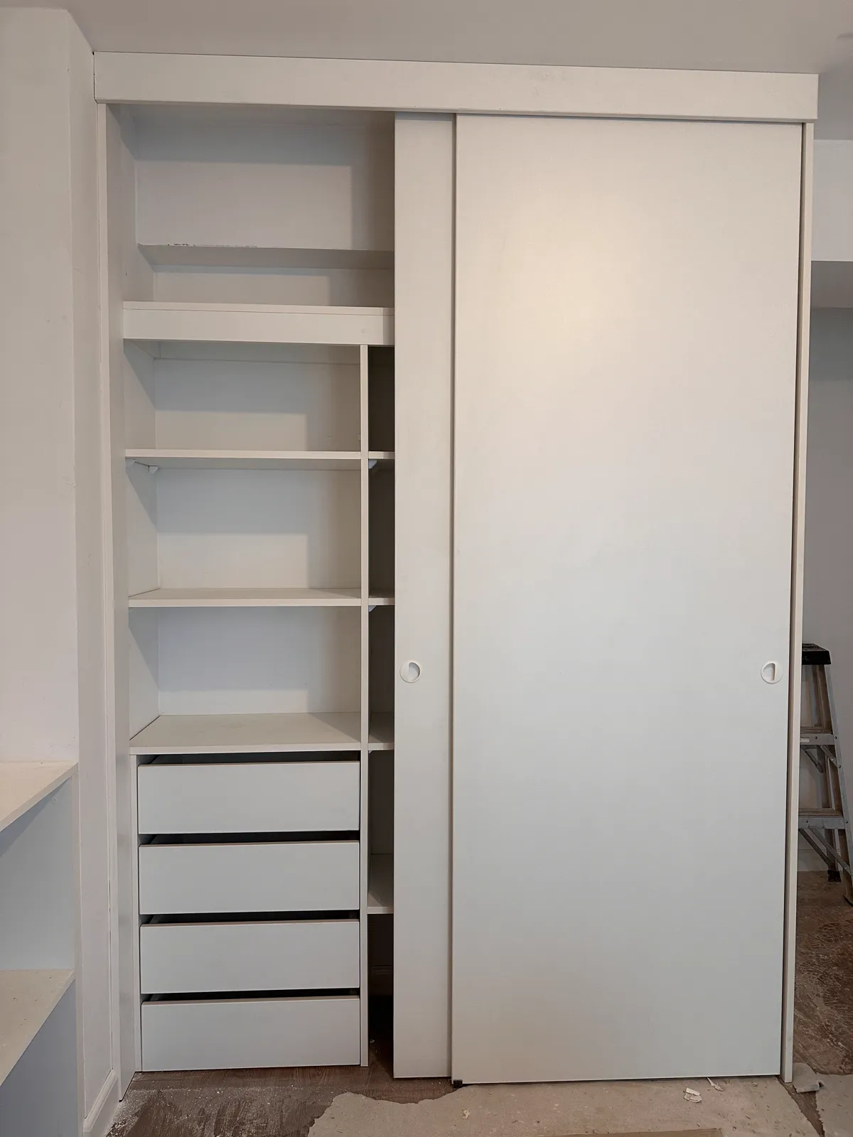 Clóset de melamine con puertas corredizas del proyecto Porta 360
