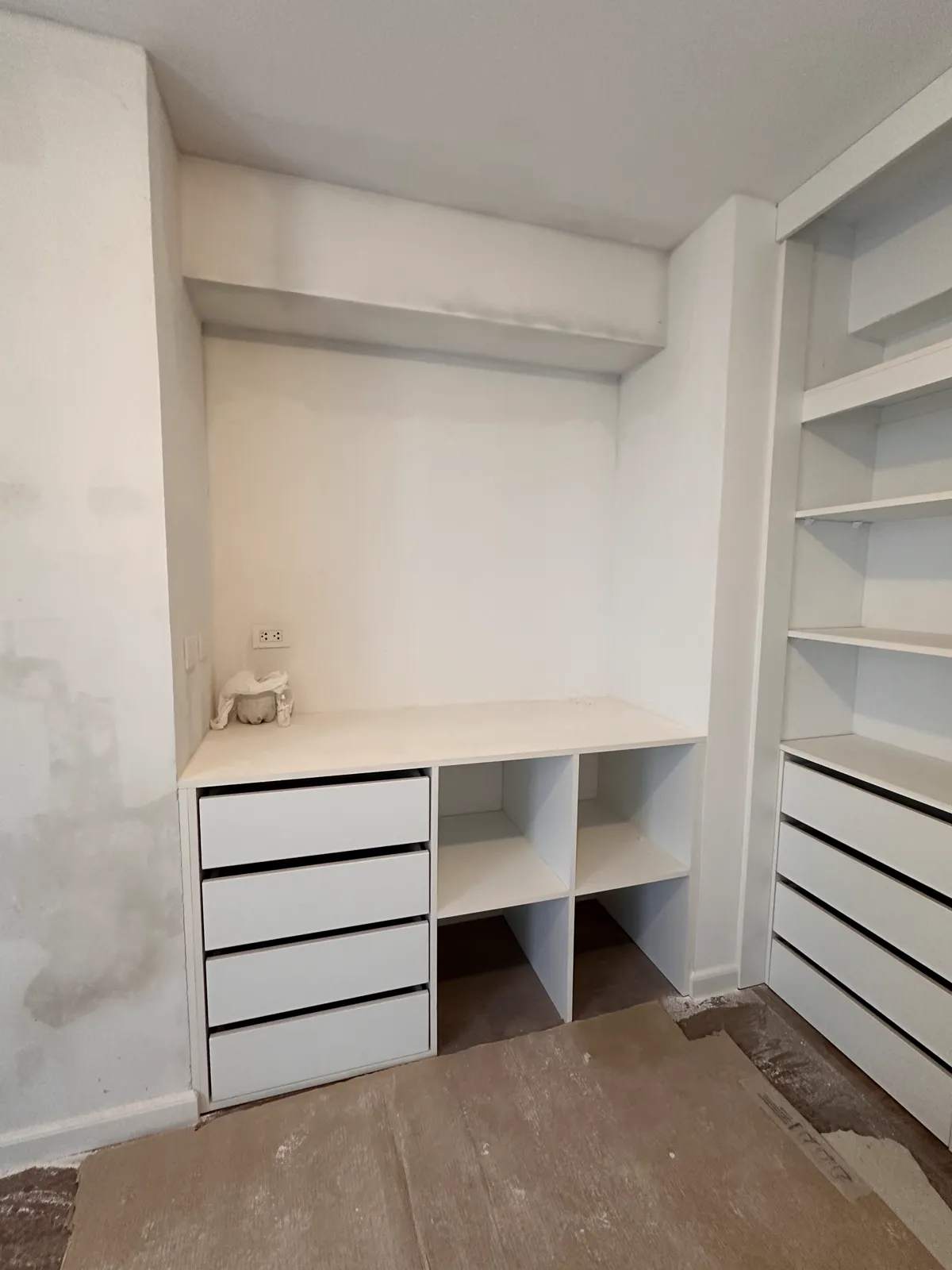 Clóset de melamine con puertas corredizas del proyecto Porta 360