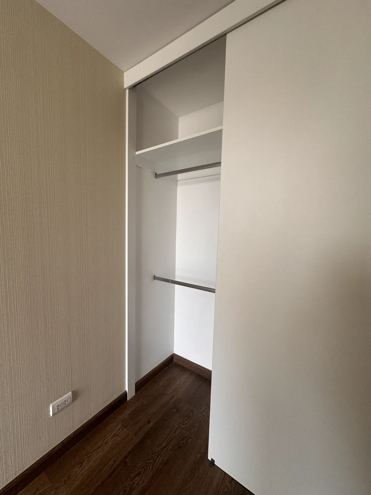 Clóset de melamine con puertas corredizas del proyecto Porta 360