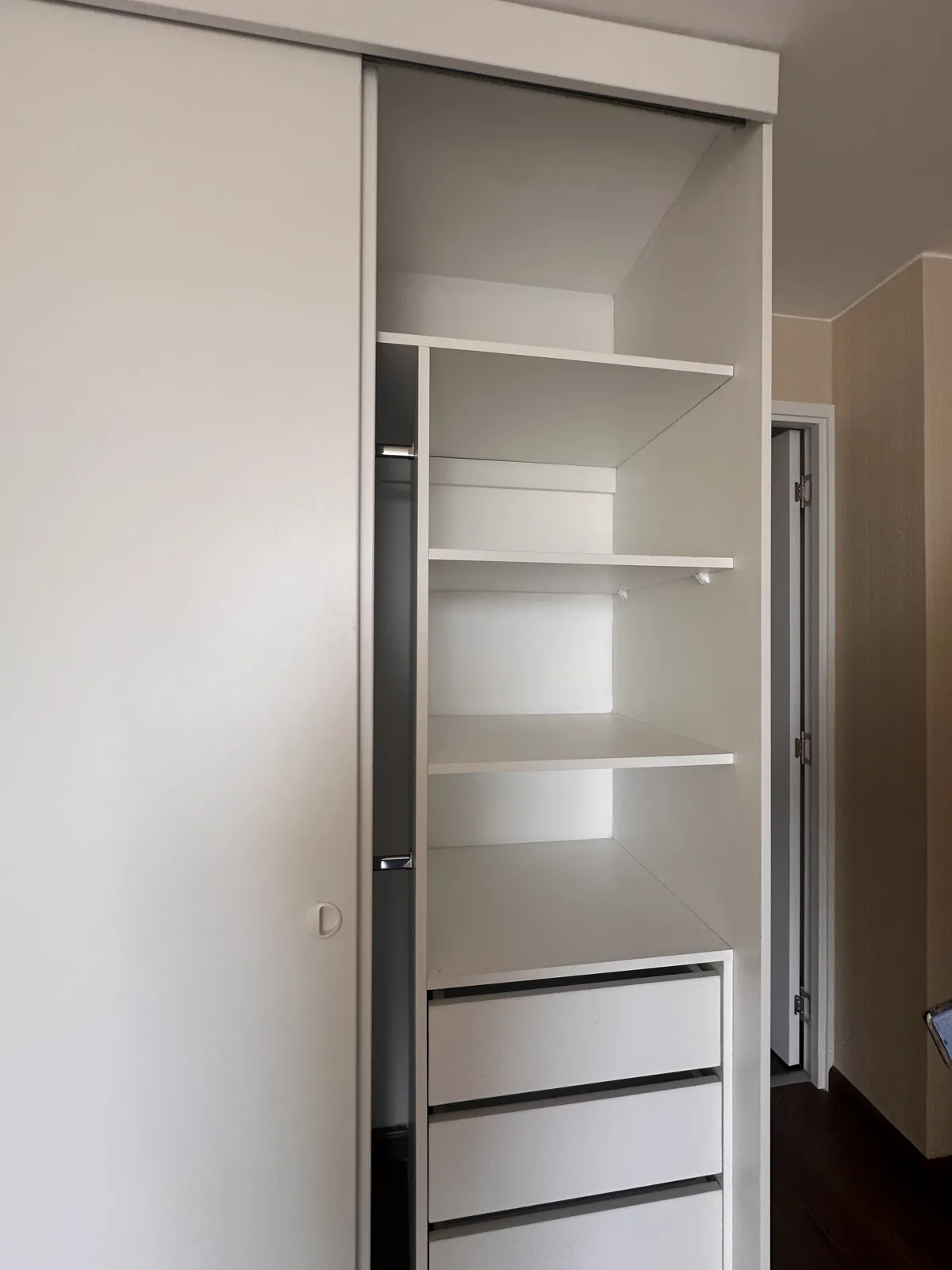 Clóset de melamine con puertas corredizas del proyecto Porta 360