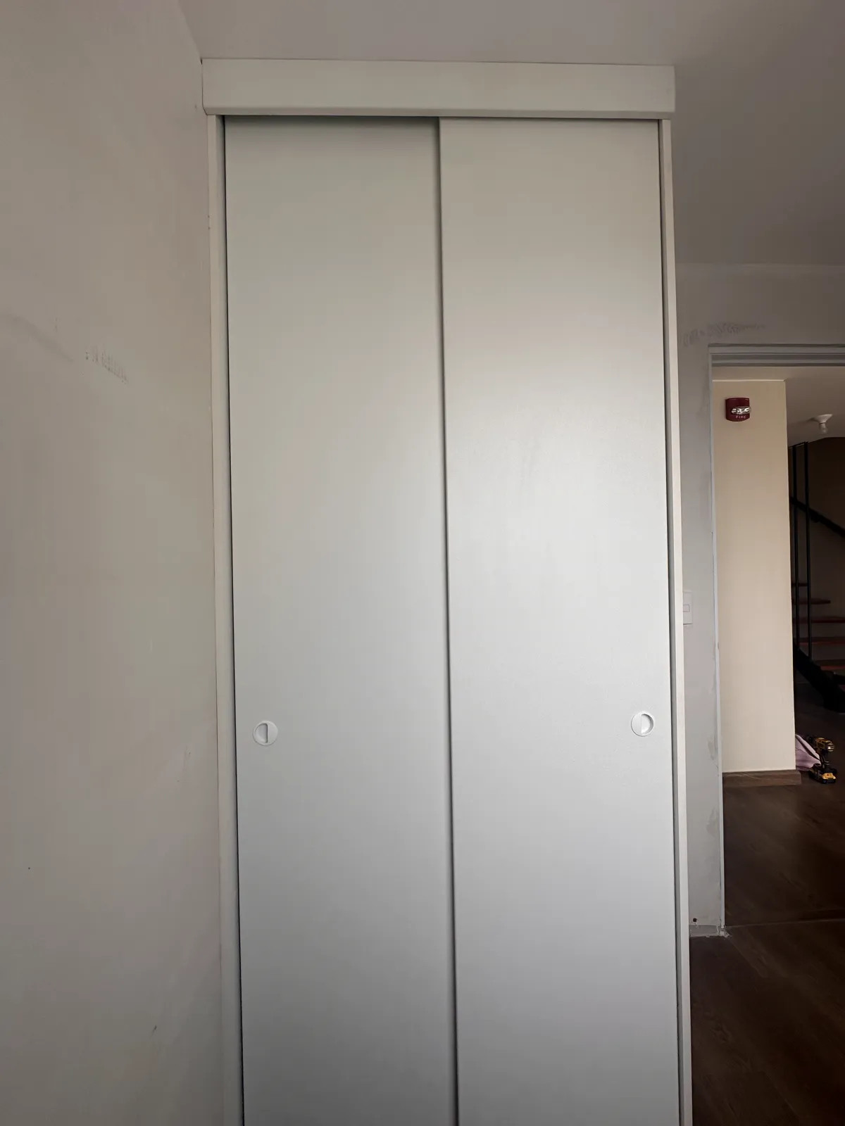 Clóset de melamine con puertas corredizas del proyecto Porta 360