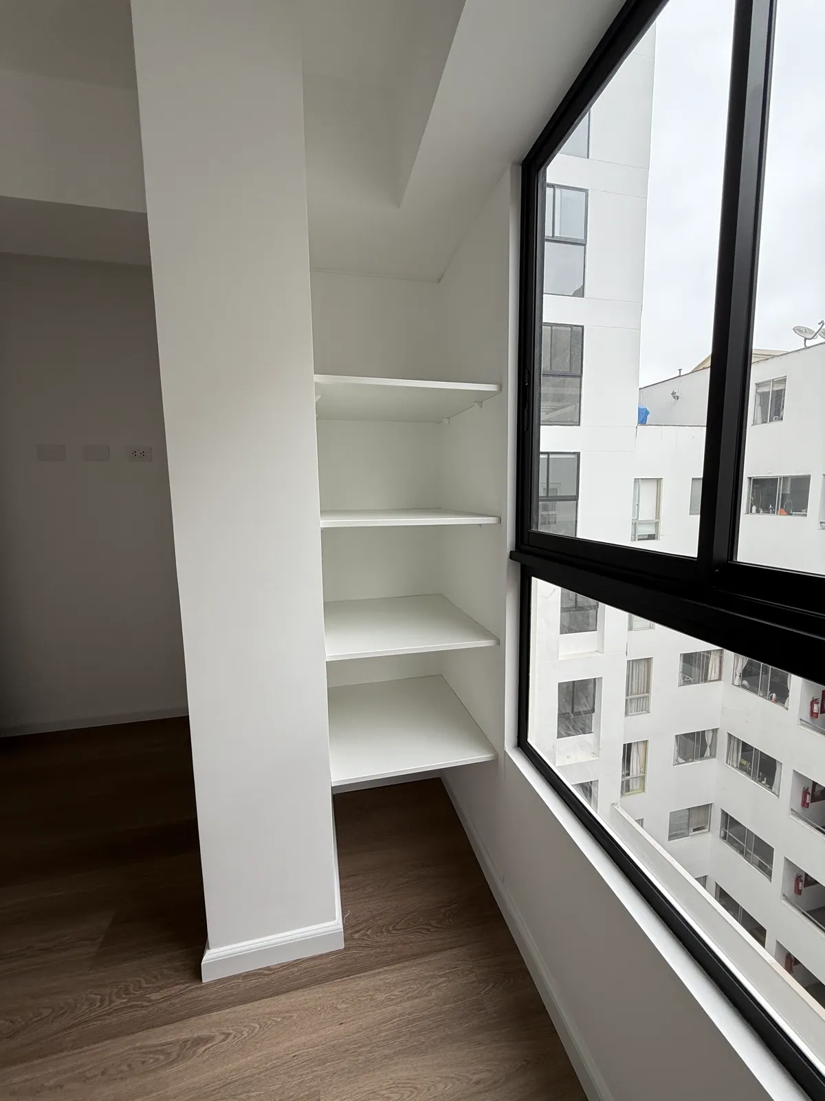Clóset de melamine con puertas corredizas del proyecto Porta 360