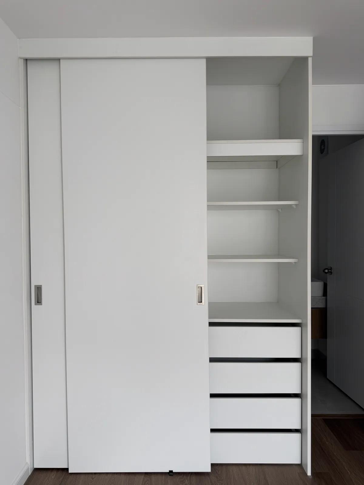 Clóset de melamine con puertas corredizas del proyecto Porta 360