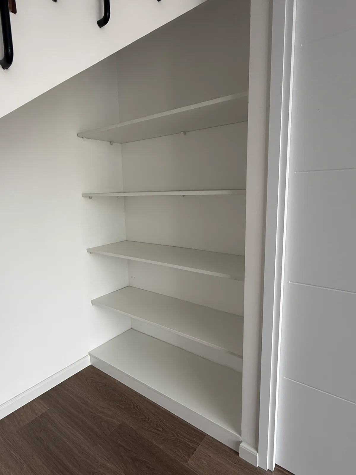 Clóset de melamine con puertas corredizas del proyecto Porta 360
