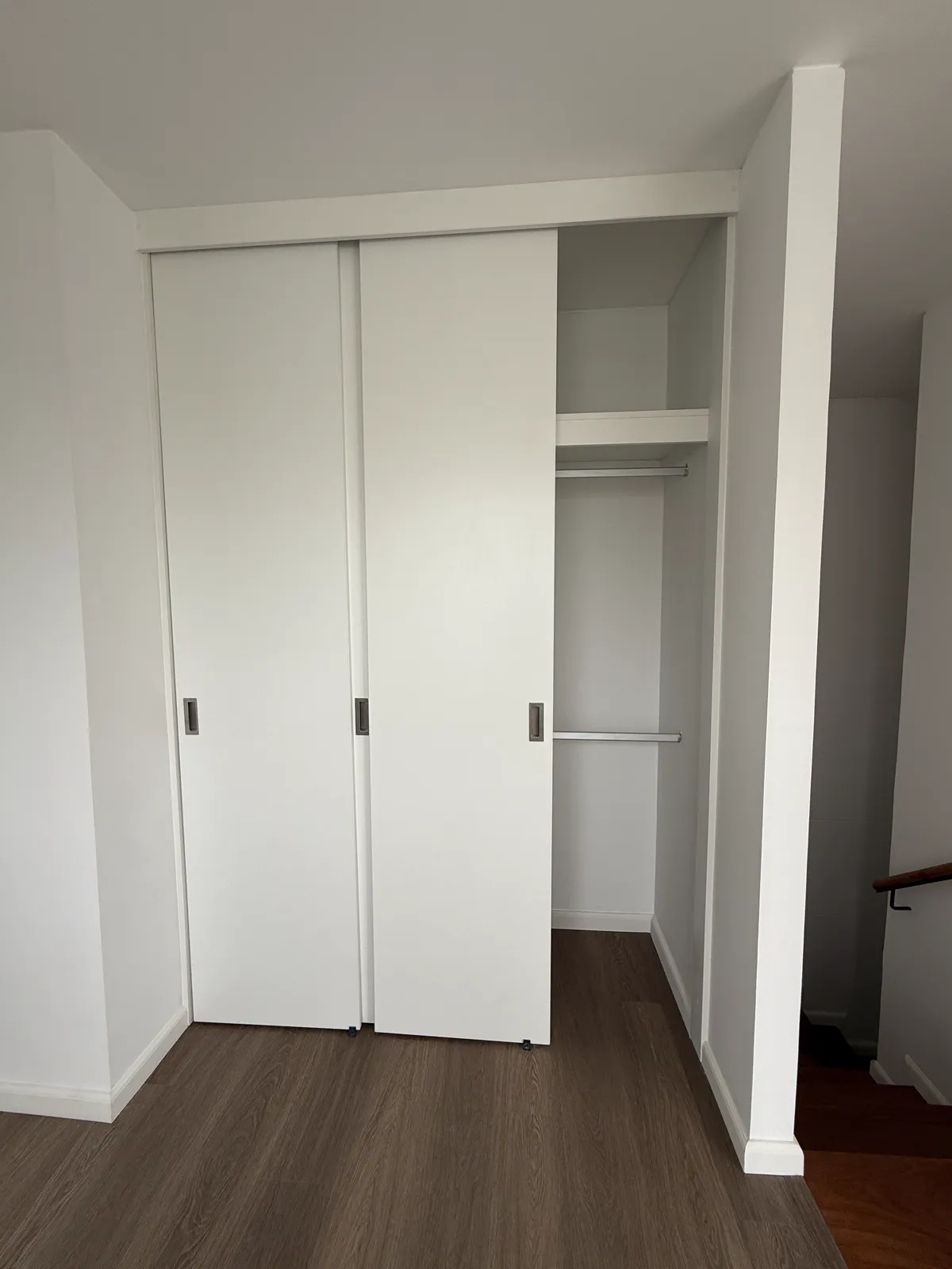 Clóset de melamine con puertas corredizas del proyecto Porta 360