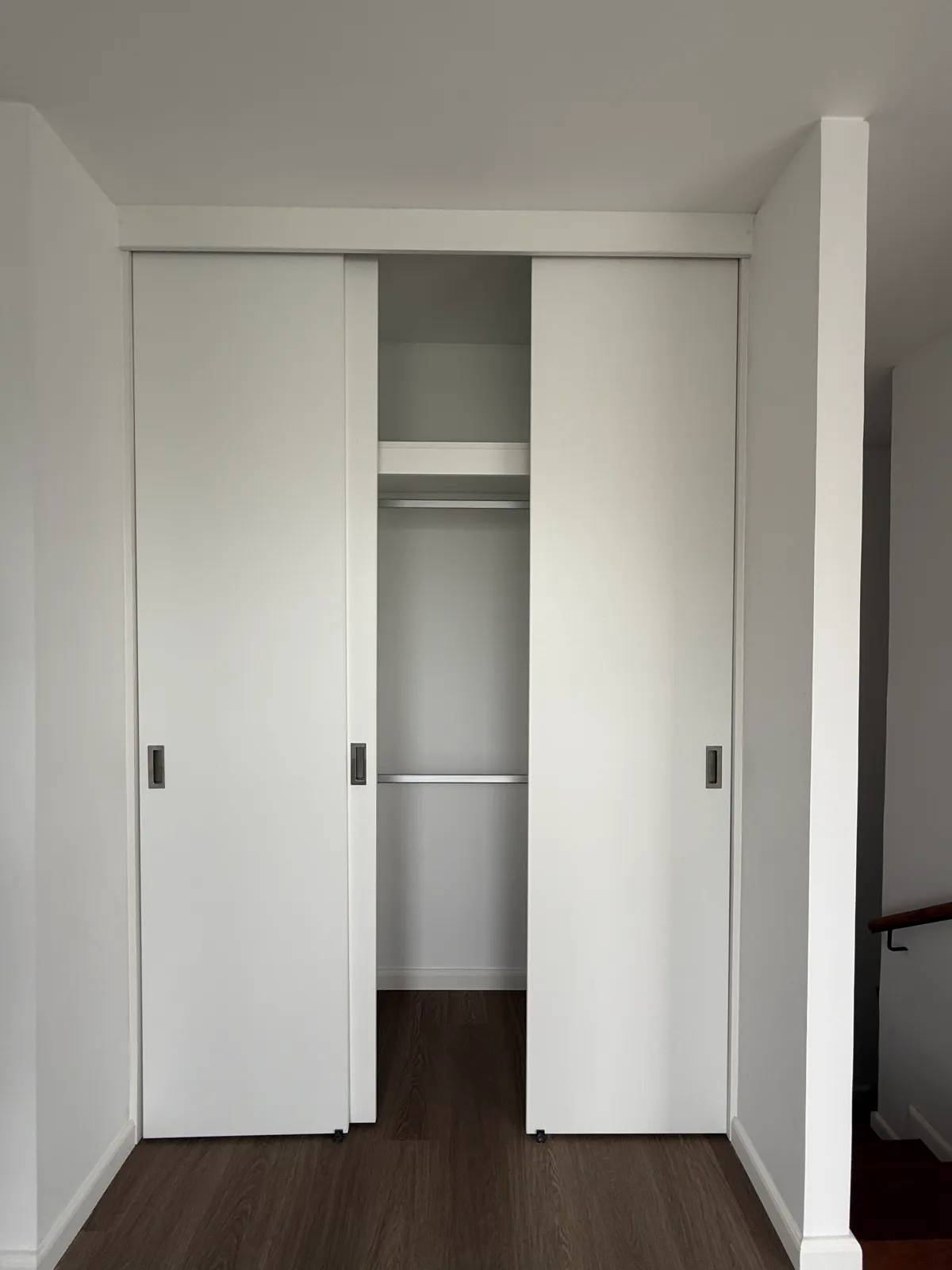 Clóset de melamine con puertas corredizas del proyecto Porta 360