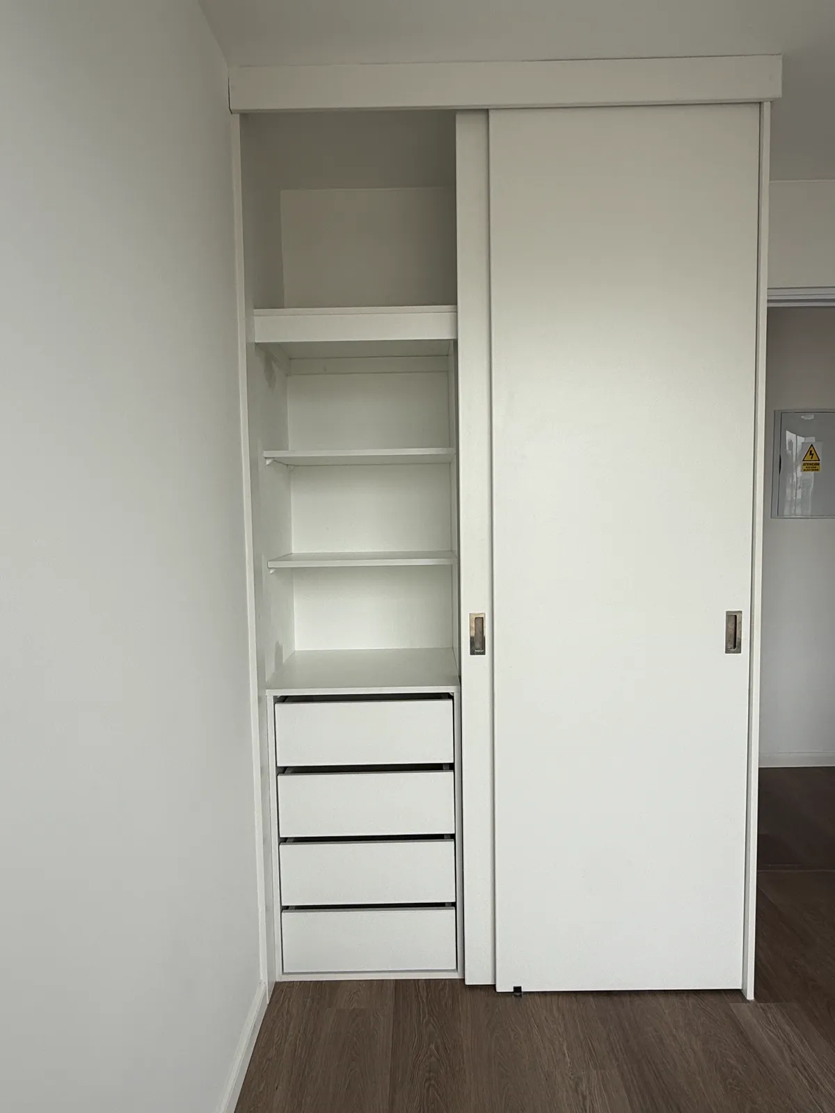 Clóset de melamine con puertas corredizas del proyecto Porta 360