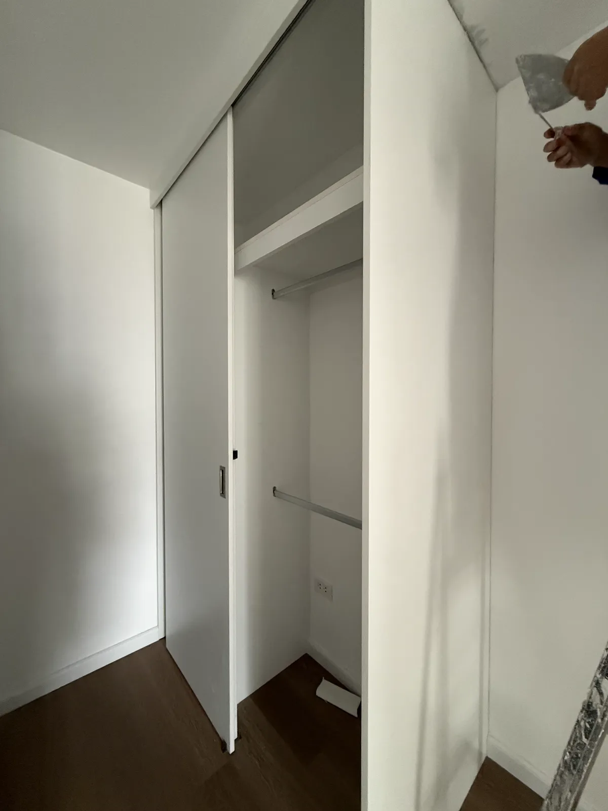 Clóset de melamine con puertas corredizas del proyecto Porta 360