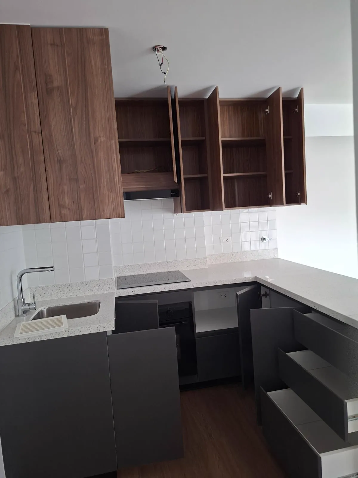 Cocina en melamine con muebles altos y bajos del proyecto Porta 360