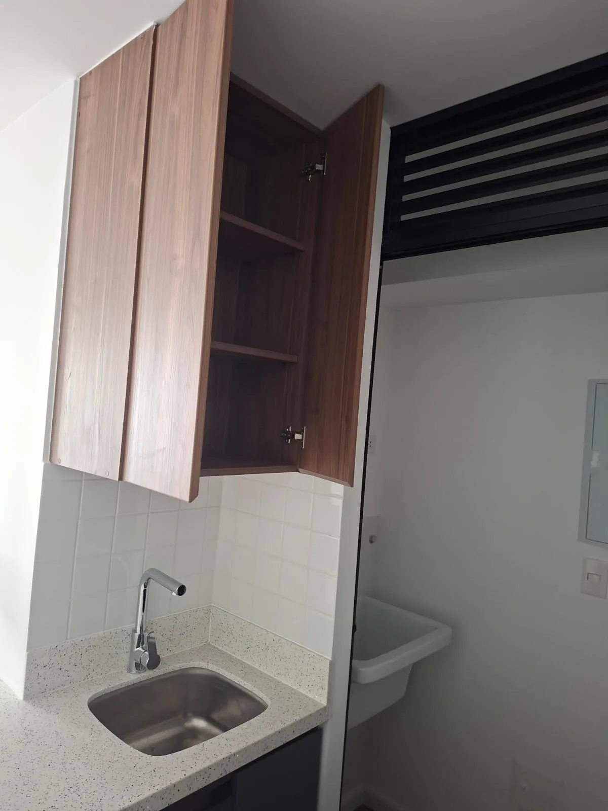 Cocina en melamine con muebles altos y bajos del proyecto Porta 360