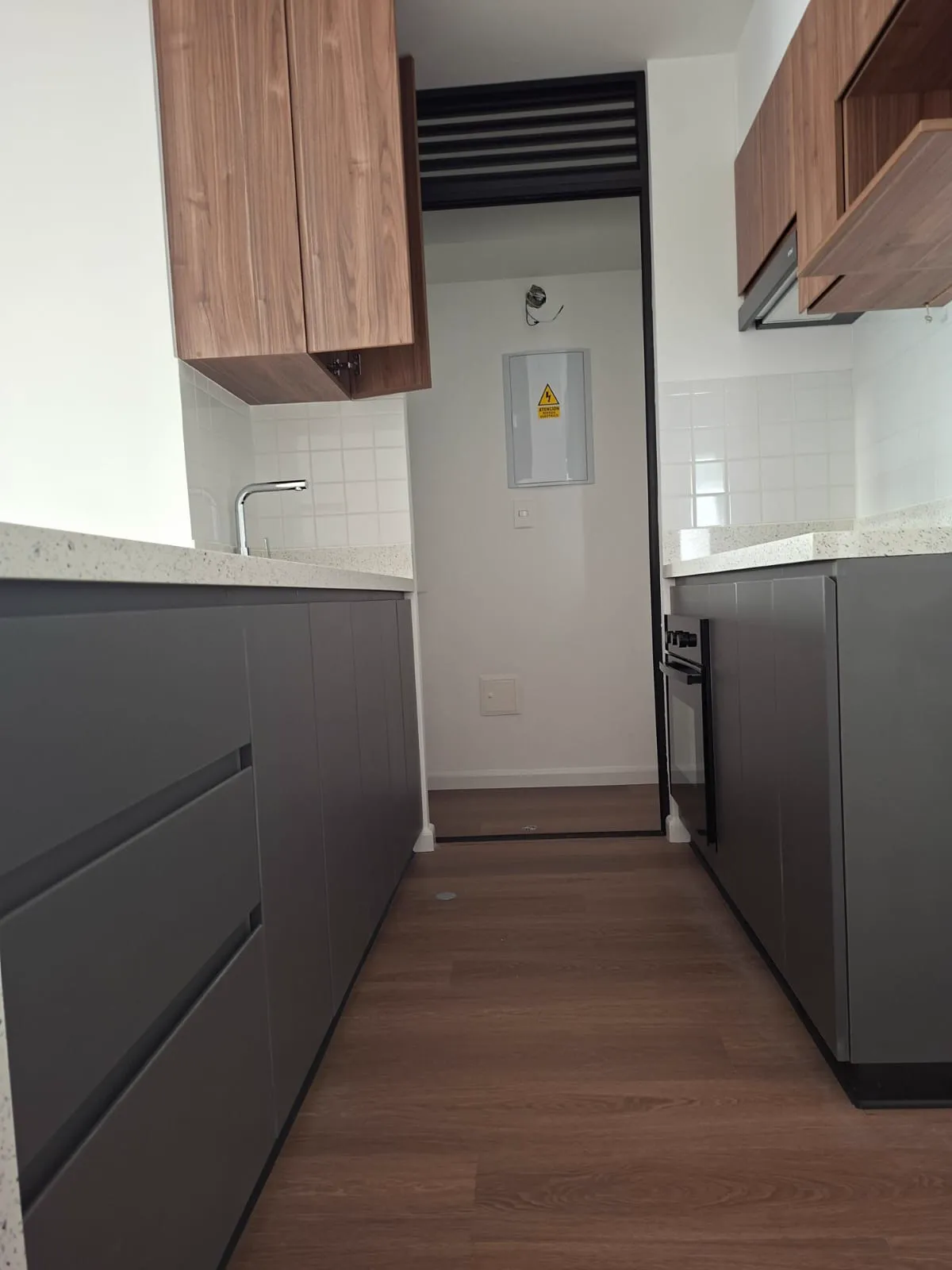Cocina en melamine con muebles altos y bajos del proyecto Porta 360