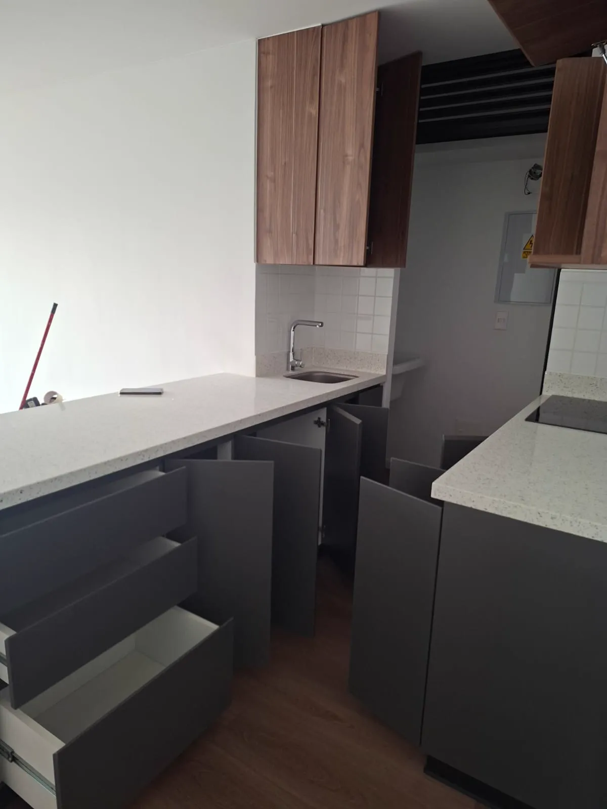 Cocina en melamine con muebles altos y bajos del proyecto Porta 360