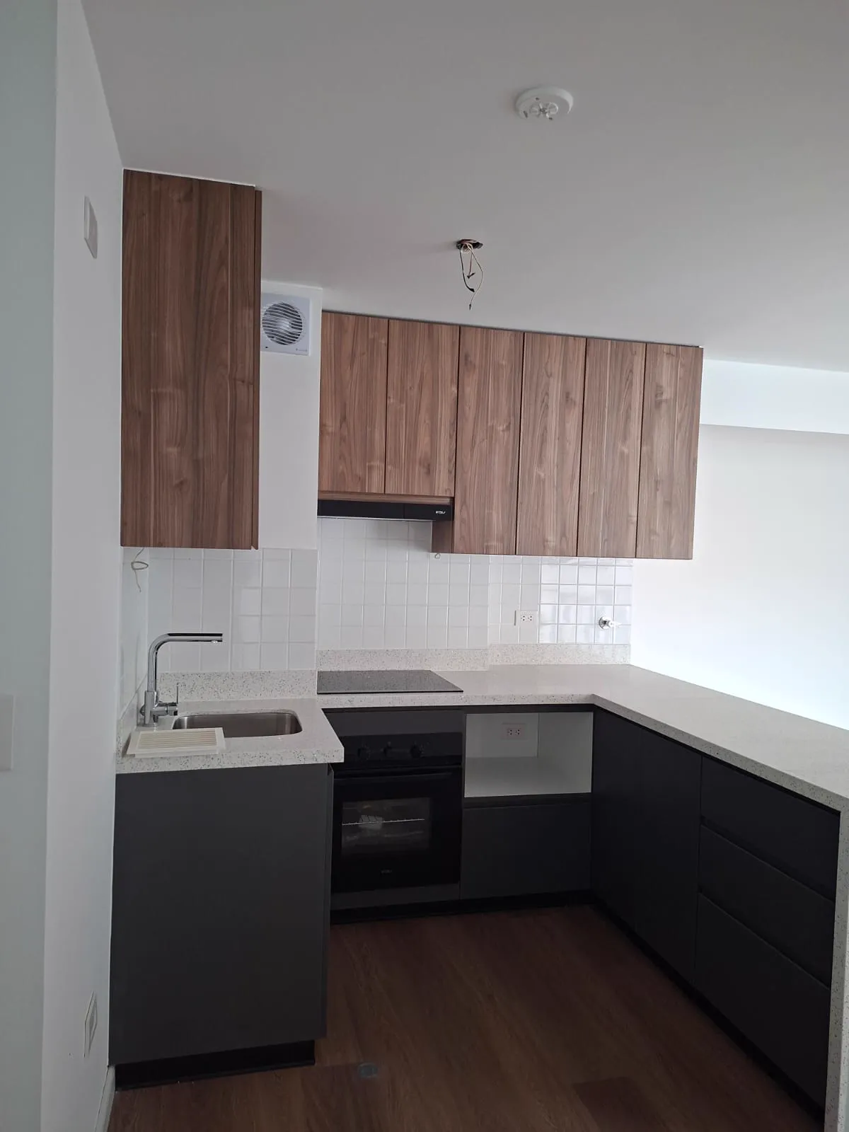 Cocina en melamine con muebles altos y bajos del proyecto Porta 360