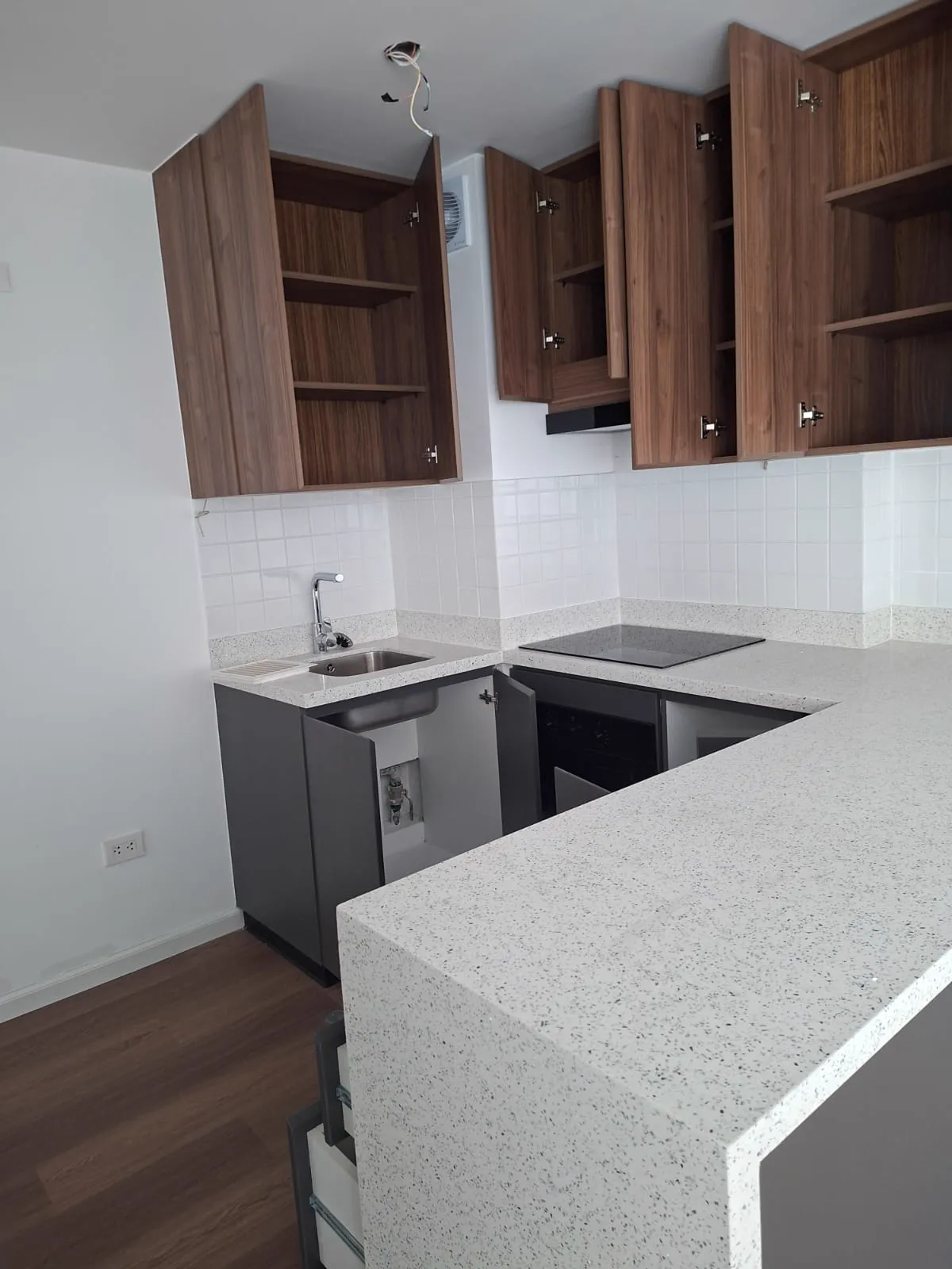 Cocina en melamine con muebles altos y bajos del proyecto Porta 360