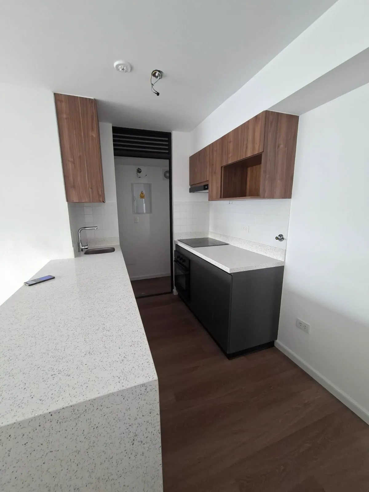 Cocina en melamine con muebles altos y bajos del proyecto Porta 360