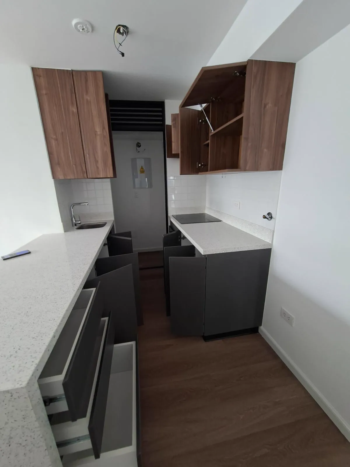 Cocina en melamine con muebles altos y bajos del proyecto Porta 360