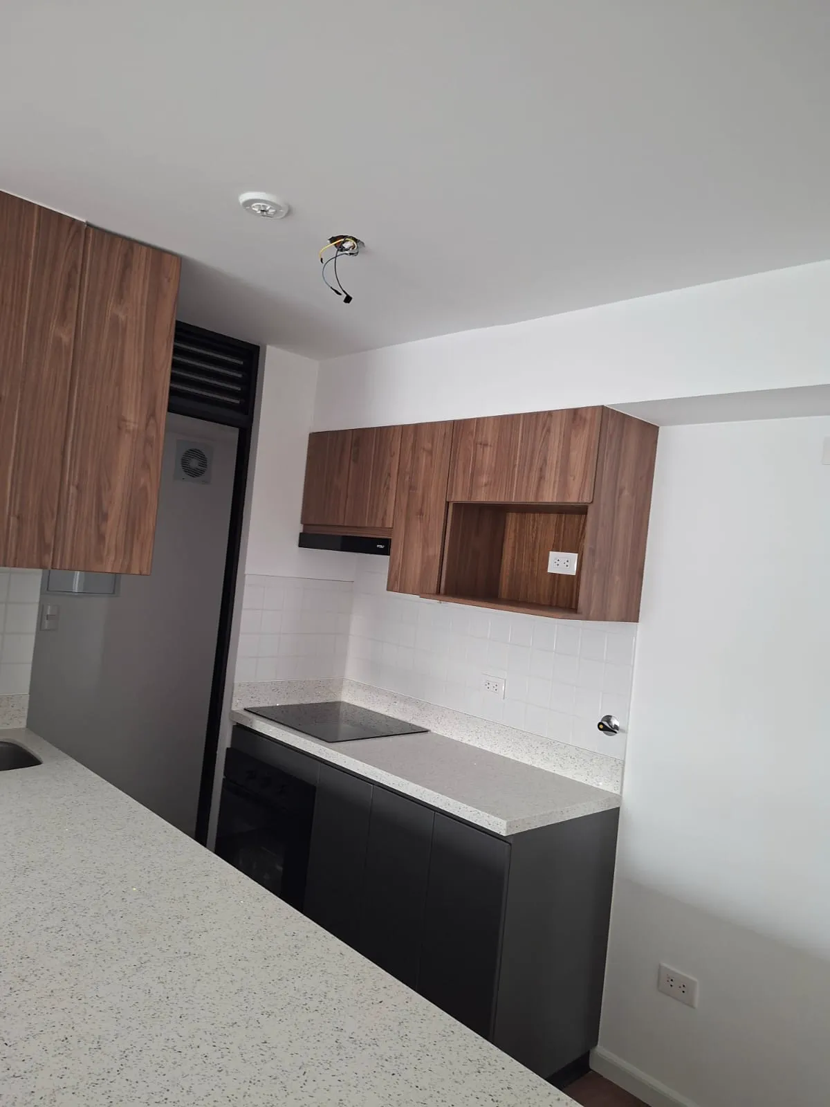 Cocina en melamine con muebles altos y bajos del proyecto Porta 360