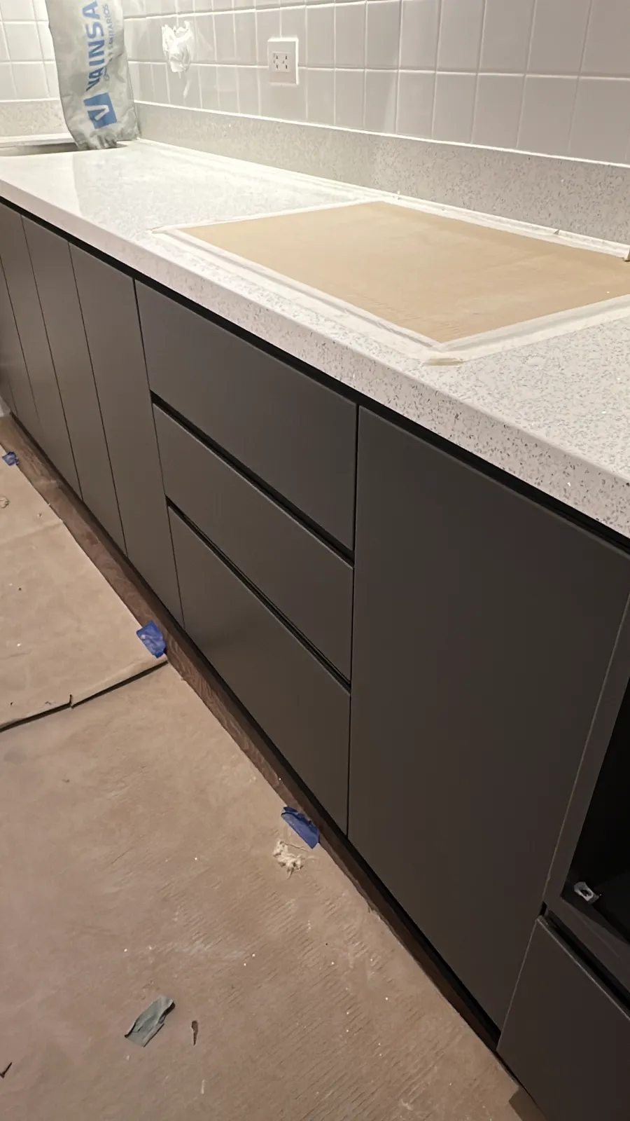 Cocina en melamine con muebles altos y bajos del proyecto Porta 360