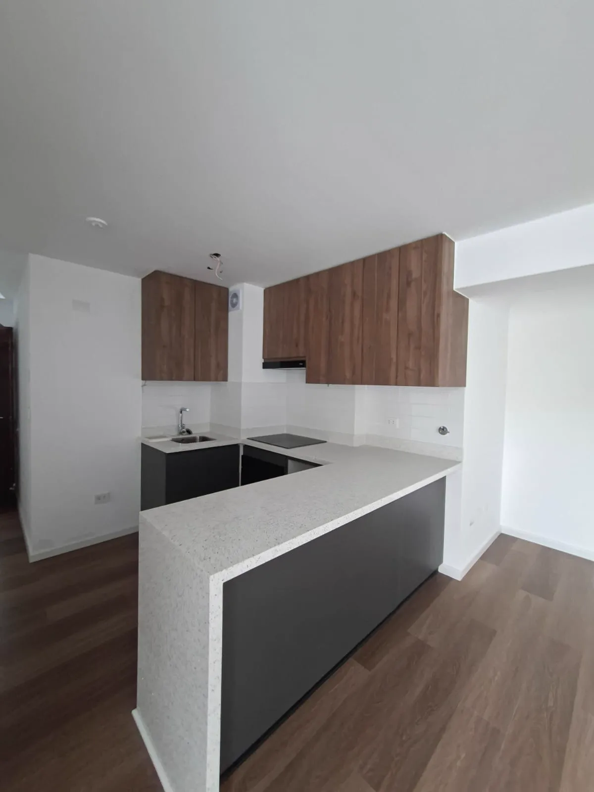 Cocina en melamine con muebles altos y bajos del proyecto Porta 360