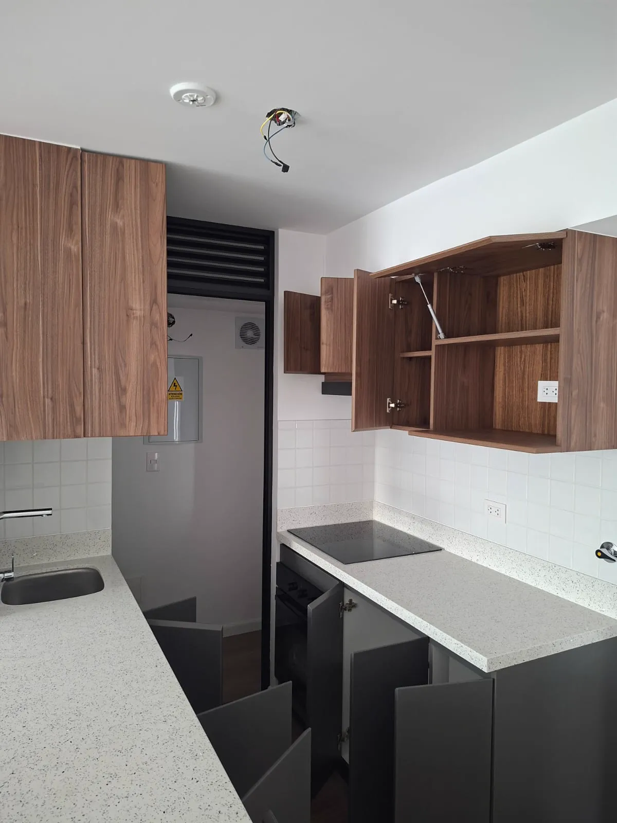 Cocina en melamine con muebles altos y bajos del proyecto Porta 360