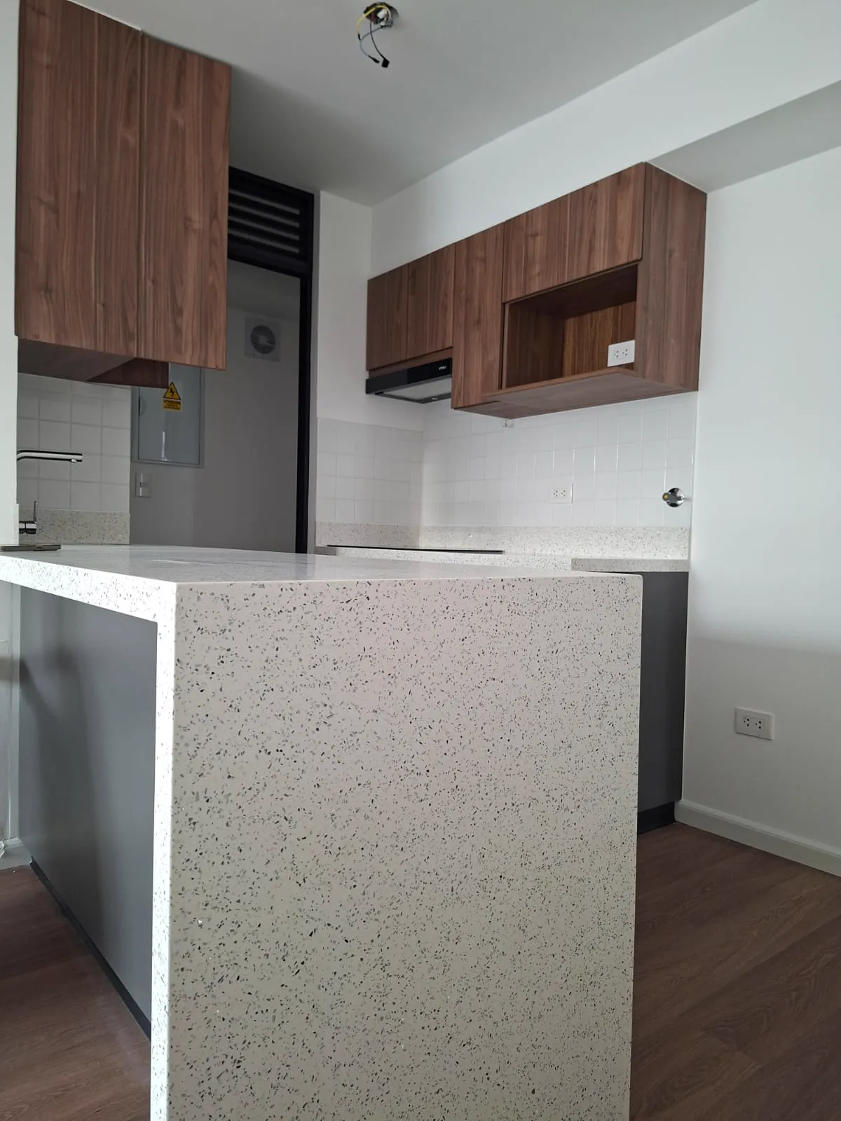 Cocina en melamine con muebles altos y bajos del proyecto Porta 360
