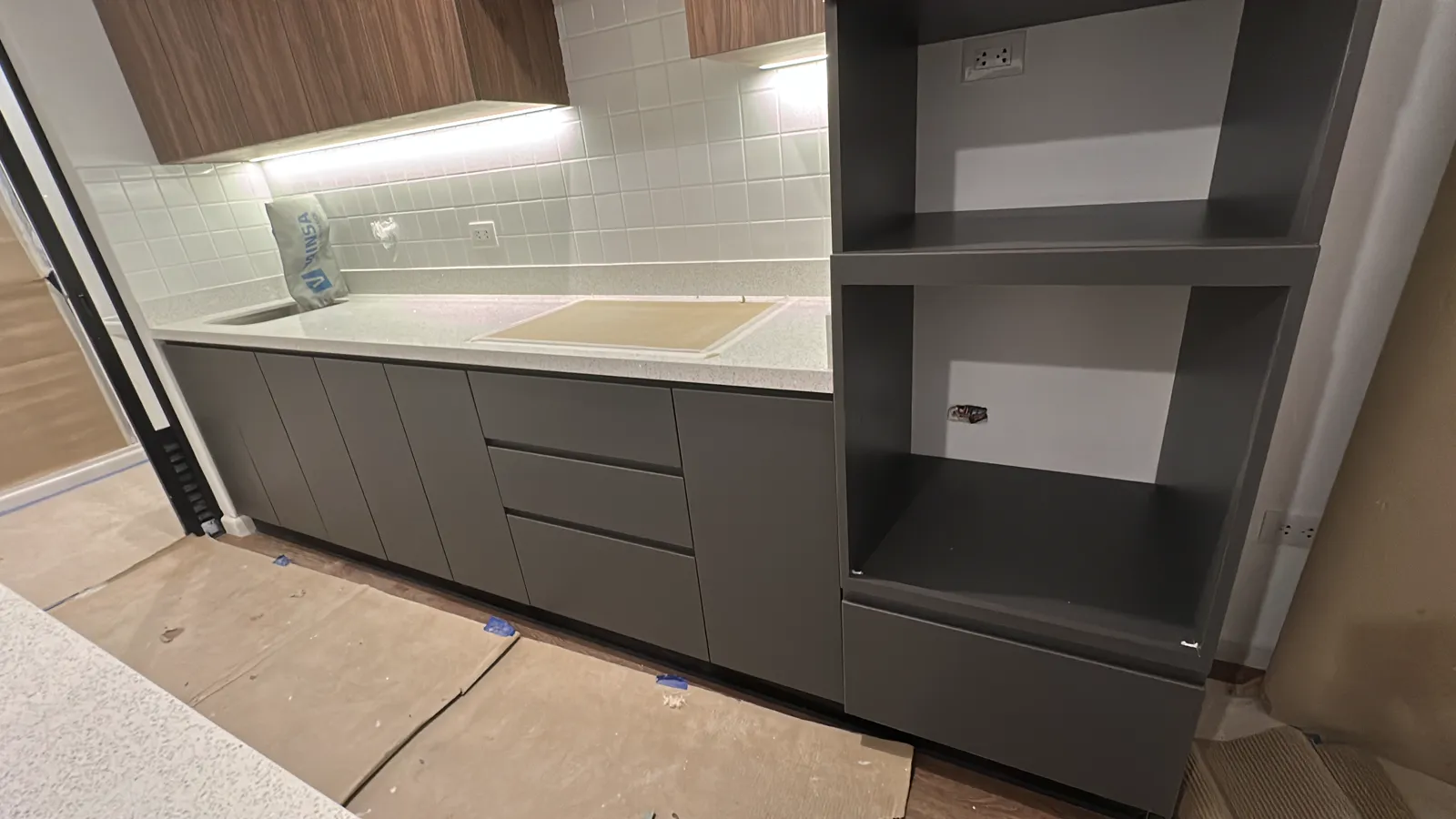 Cocina en melamine con muebles altos y bajos del proyecto Porta 360