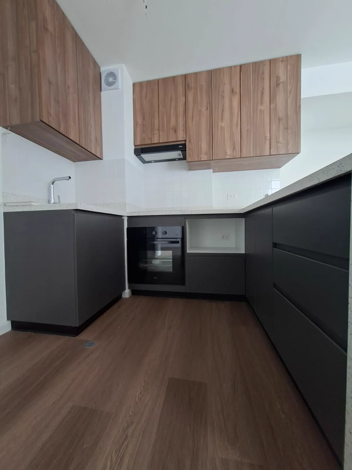 Cocina en melamine con muebles altos y bajos del proyecto Porta 360