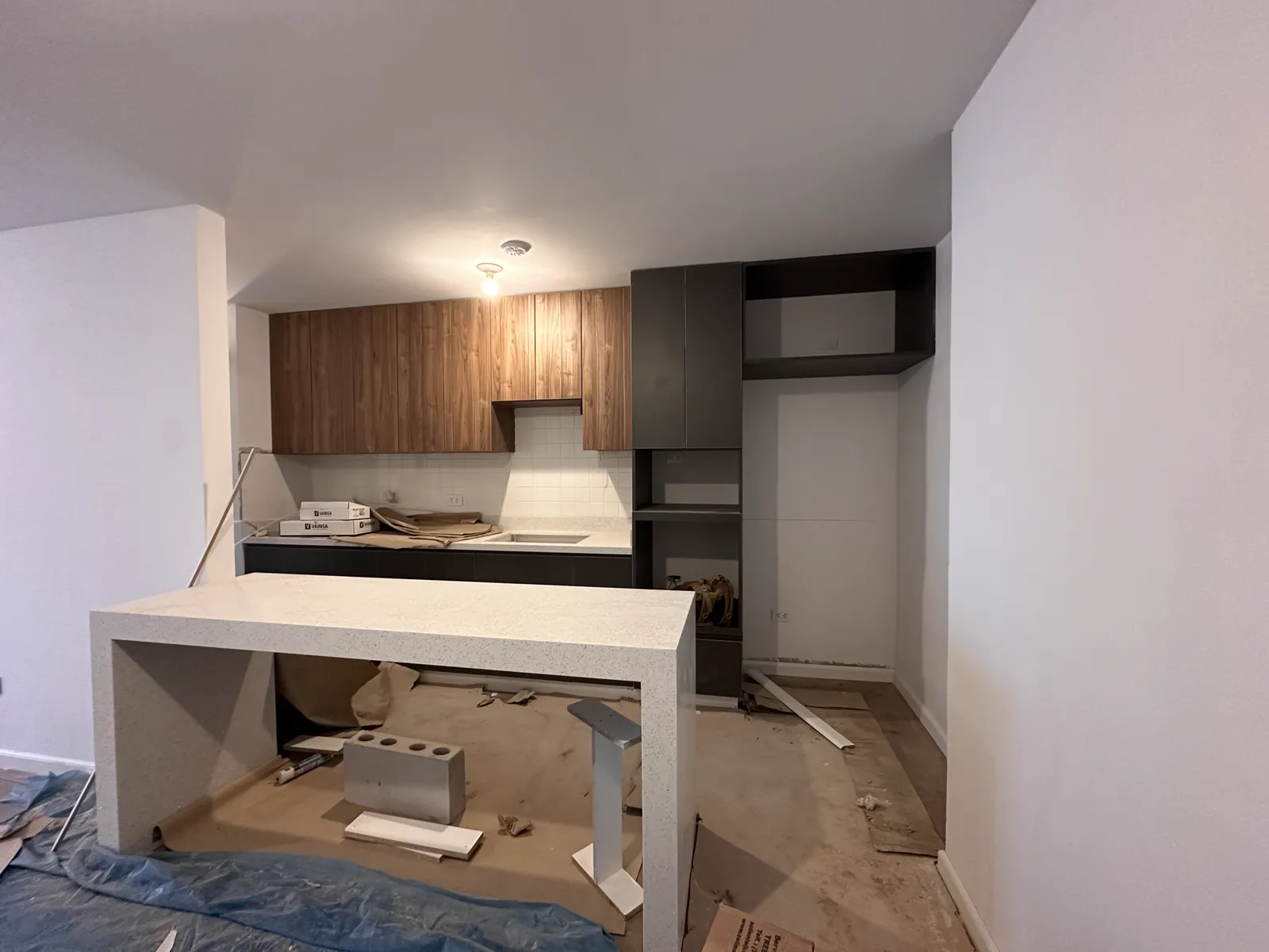 Cocina en melamine con muebles altos y bajos del proyecto Porta 360