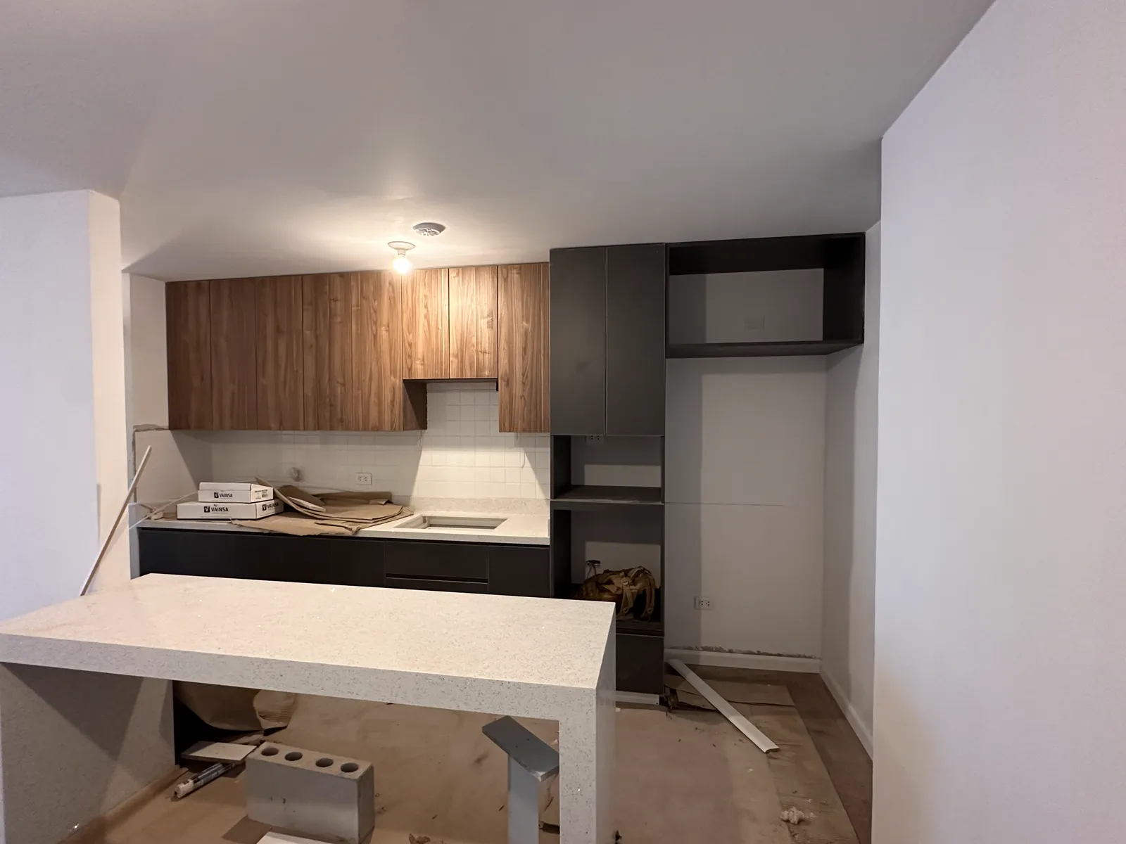 Cocina en melamine con muebles altos y bajos del proyecto Porta 360
