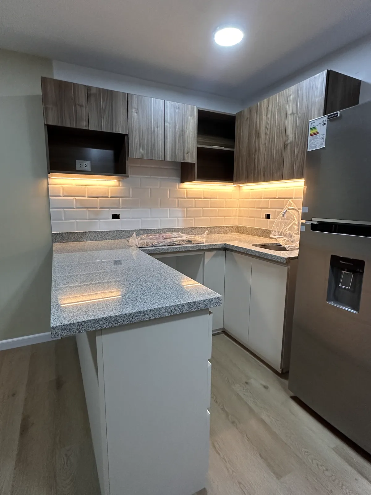 Cocina en melamine con muebles altos y bajos del proyecto Porta 360