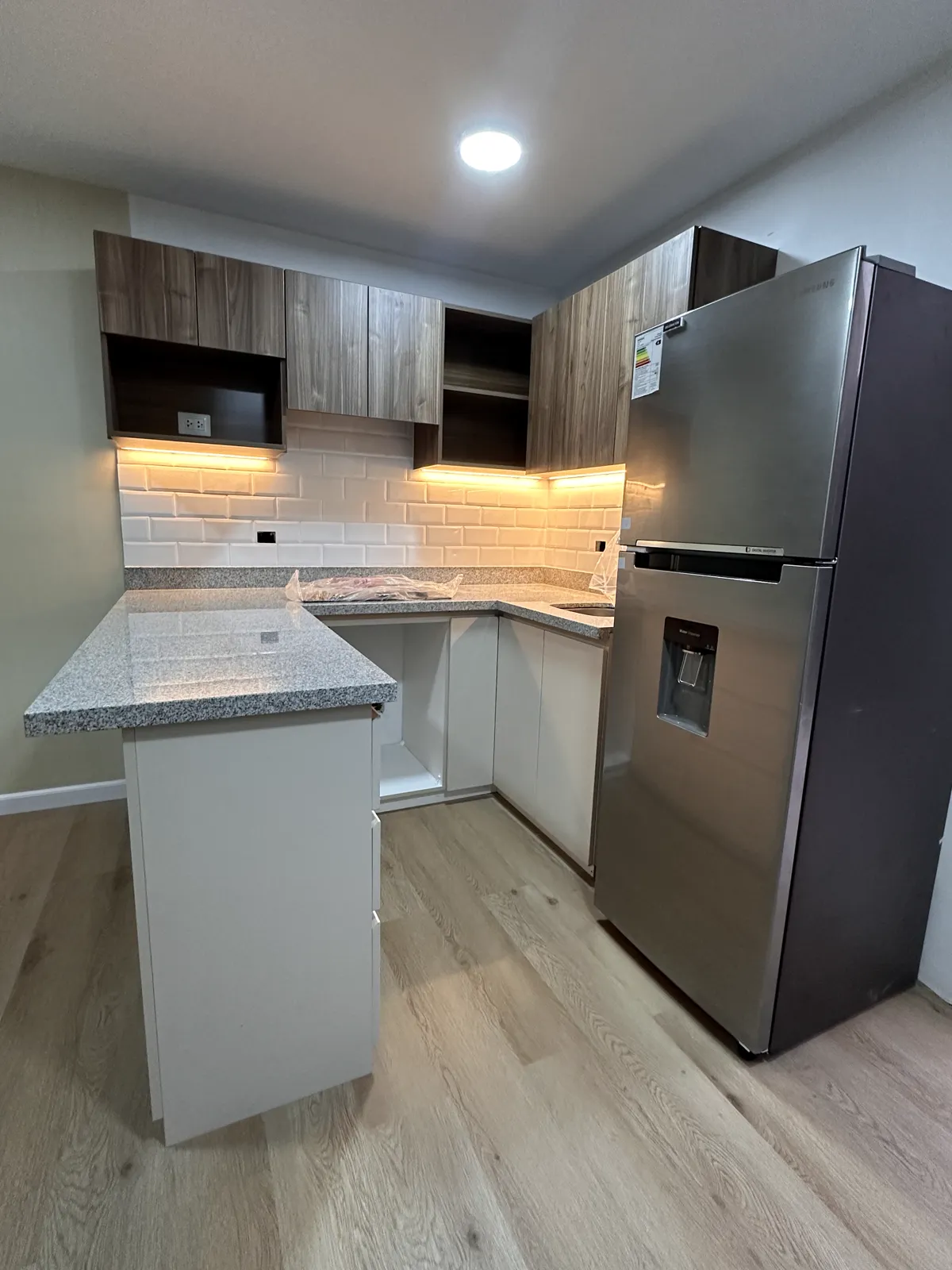 Cocina en melamine con muebles altos y bajos del proyecto Porta 360