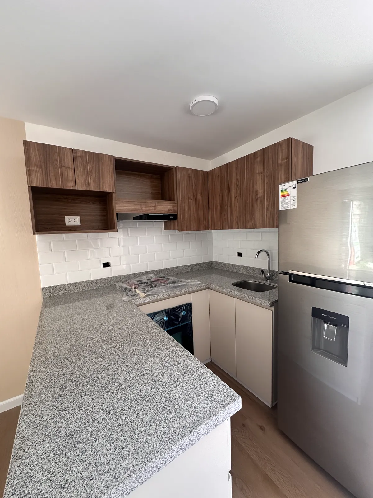 Cocina en melamine con muebles altos y bajos del proyecto Porta 360