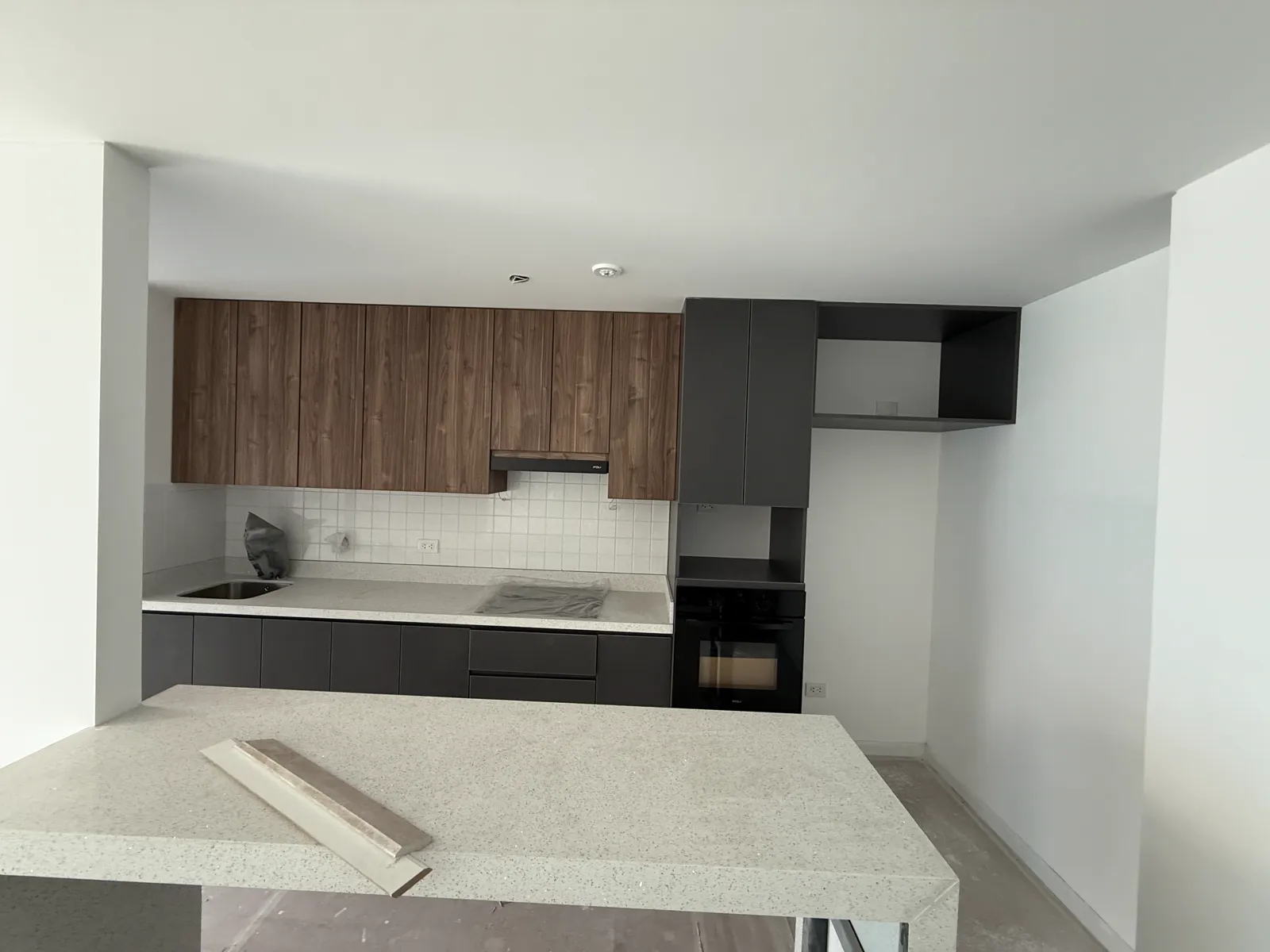 Cocina en melamine con muebles altos y bajos del proyecto Porta 360