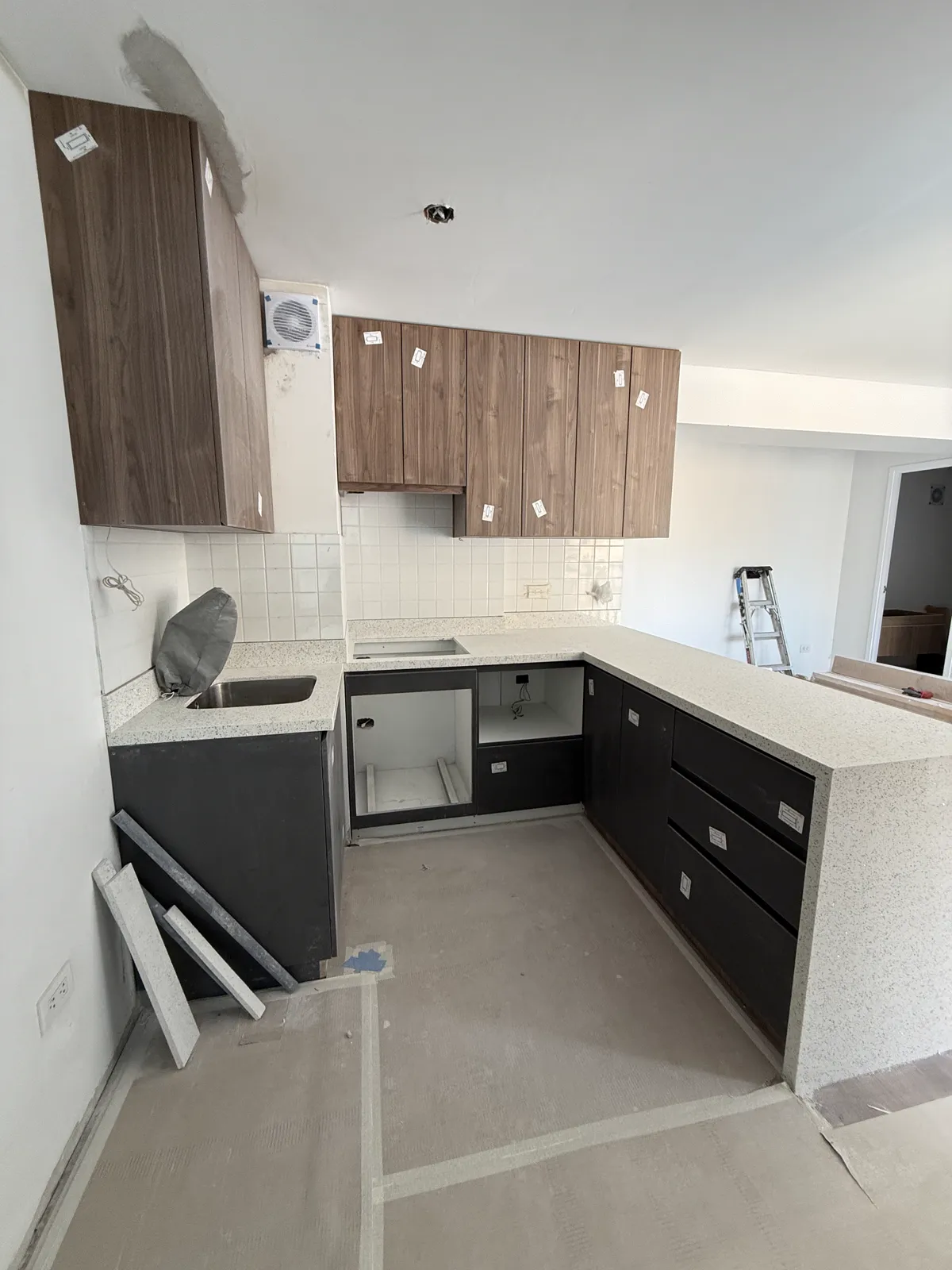 Cocina en melamine con muebles altos y bajos del proyecto Porta 360