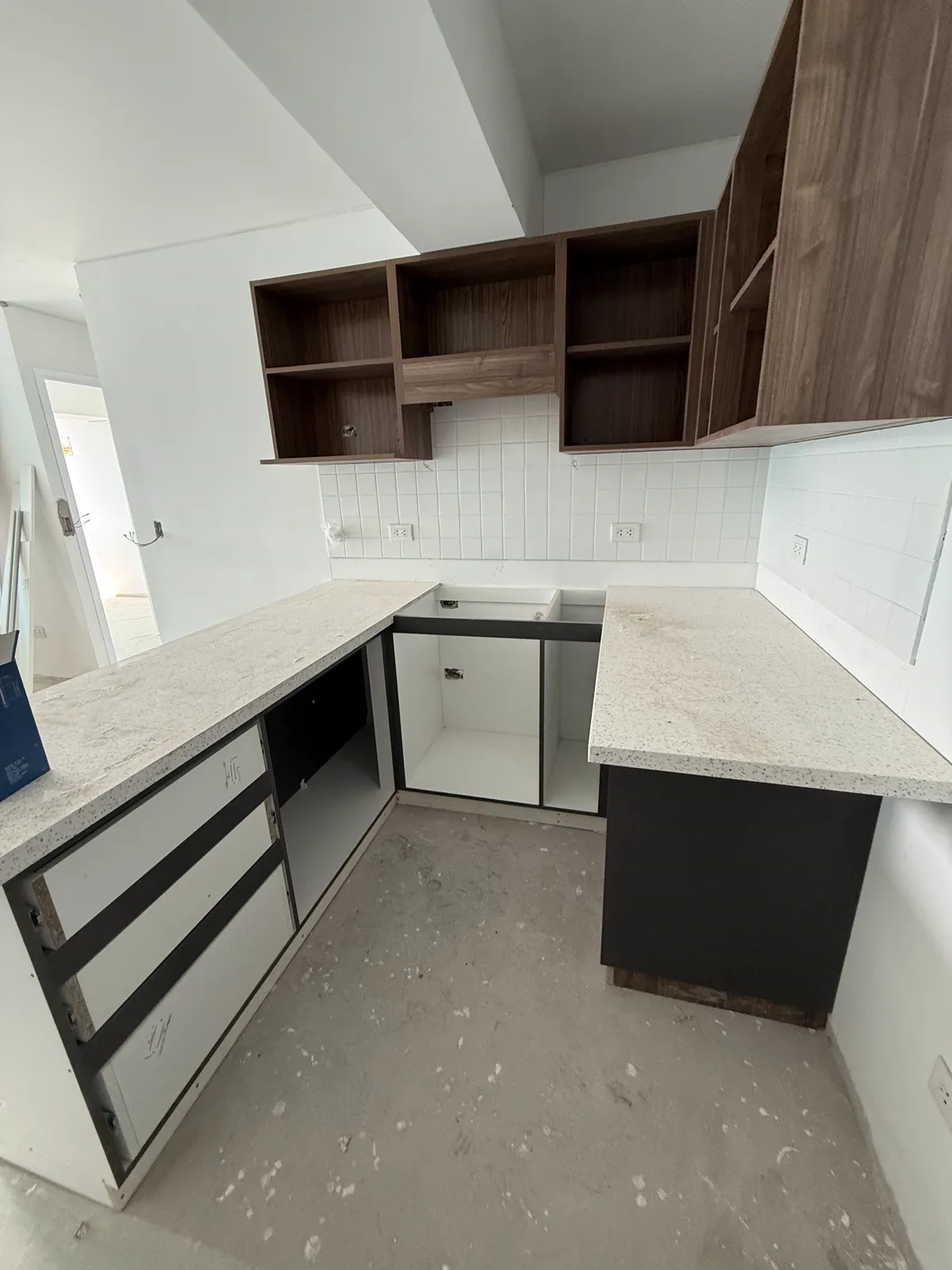 Cocina en melamine con muebles altos y bajos del proyecto Porta 360