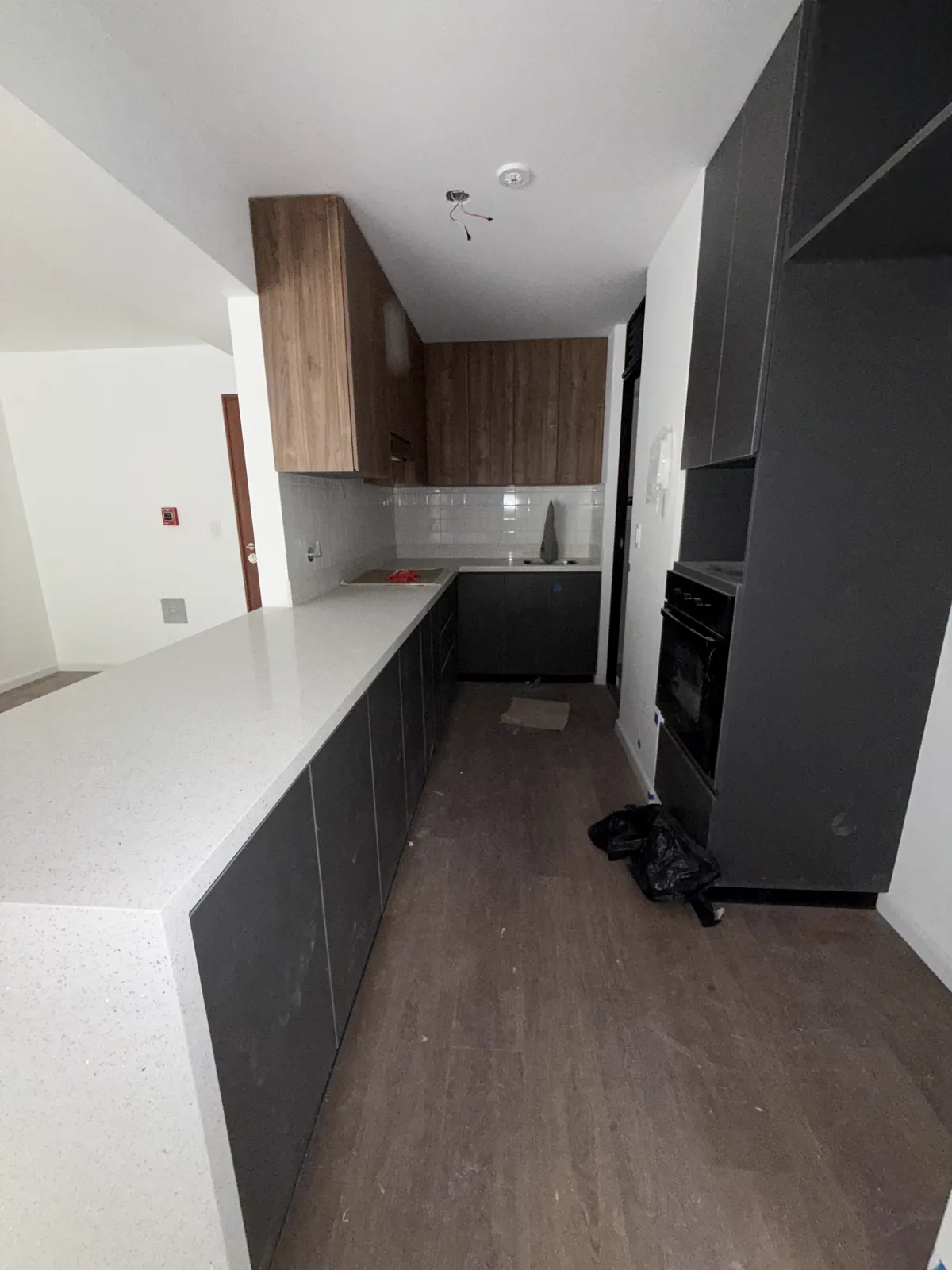 Cocina en melamine con muebles altos y bajos del proyecto Porta 360