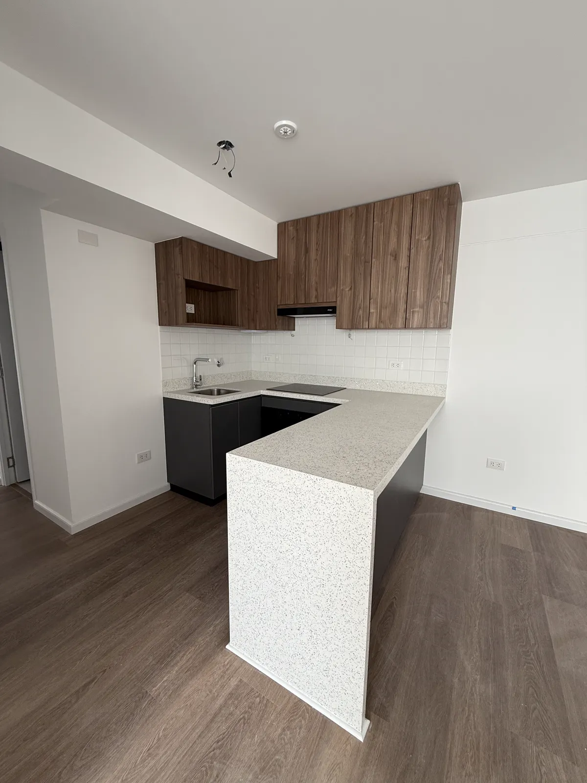 Cocina en melamine con muebles altos y bajos del proyecto Porta 360