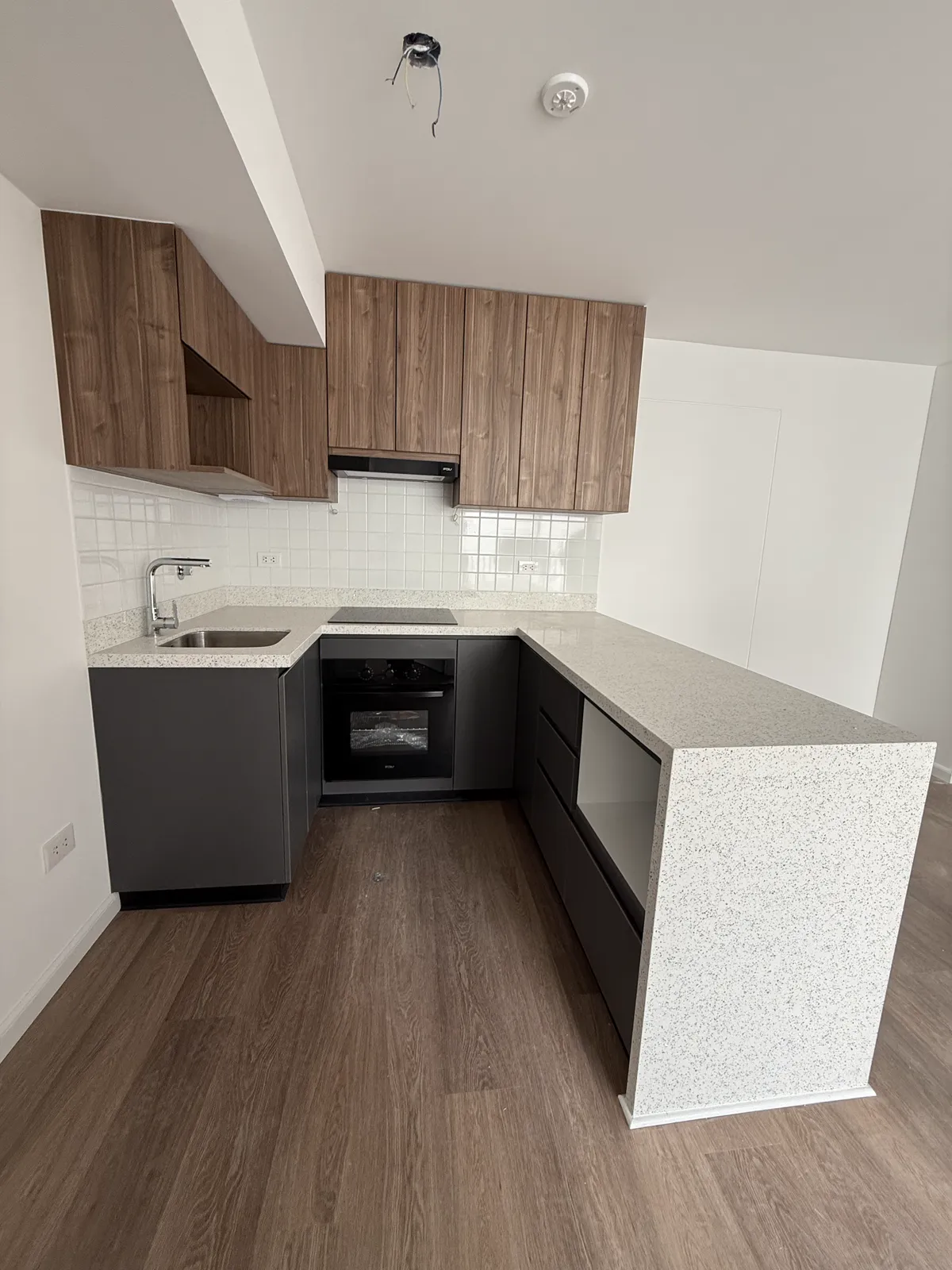 Cocina en melamine con muebles altos y bajos del proyecto Porta 360