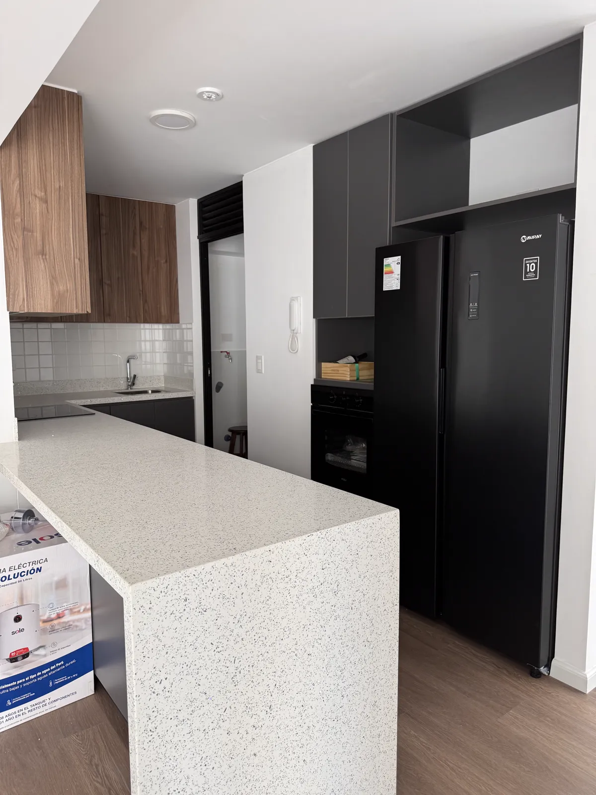 Cocina en melamine con muebles altos y bajos del proyecto Porta 360