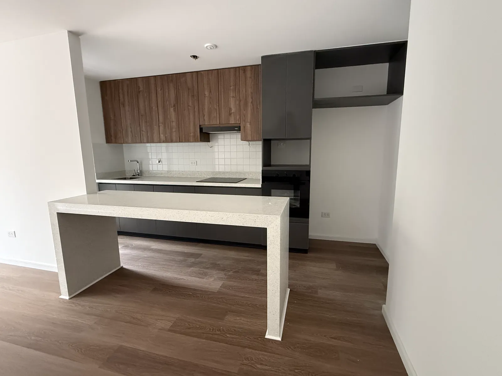 Cocina en melamine con muebles altos y bajos del proyecto Porta 360