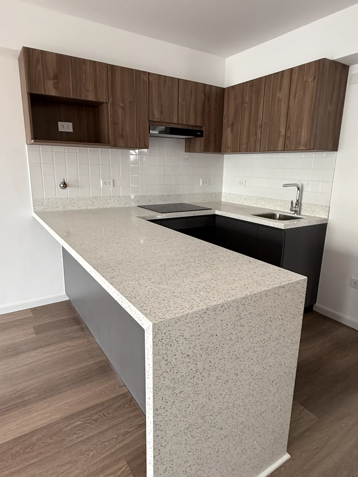 Cocina en melamine con muebles altos y bajos del proyecto Porta 360