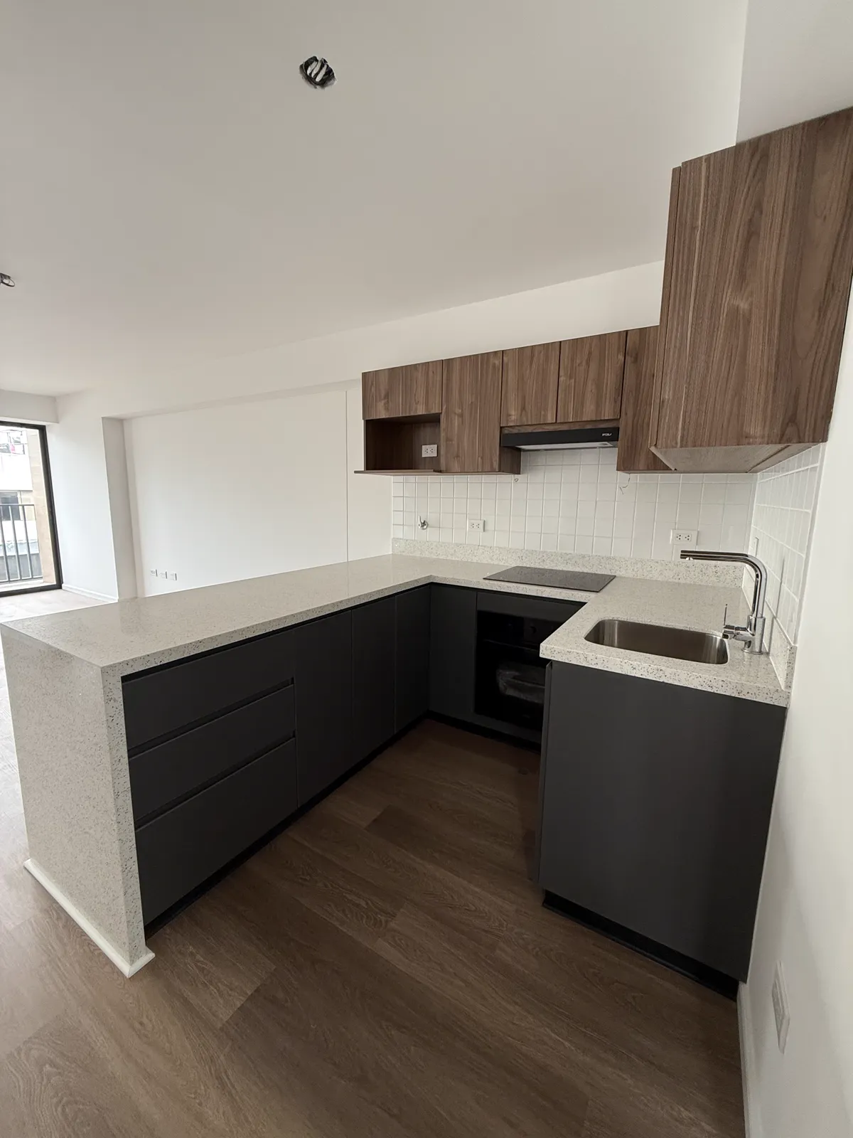 Cocina en melamine con muebles altos y bajos del proyecto Porta 360