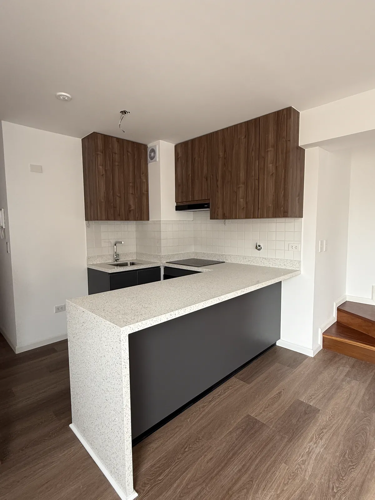 Cocina en melamine con muebles altos y bajos del proyecto Porta 360
