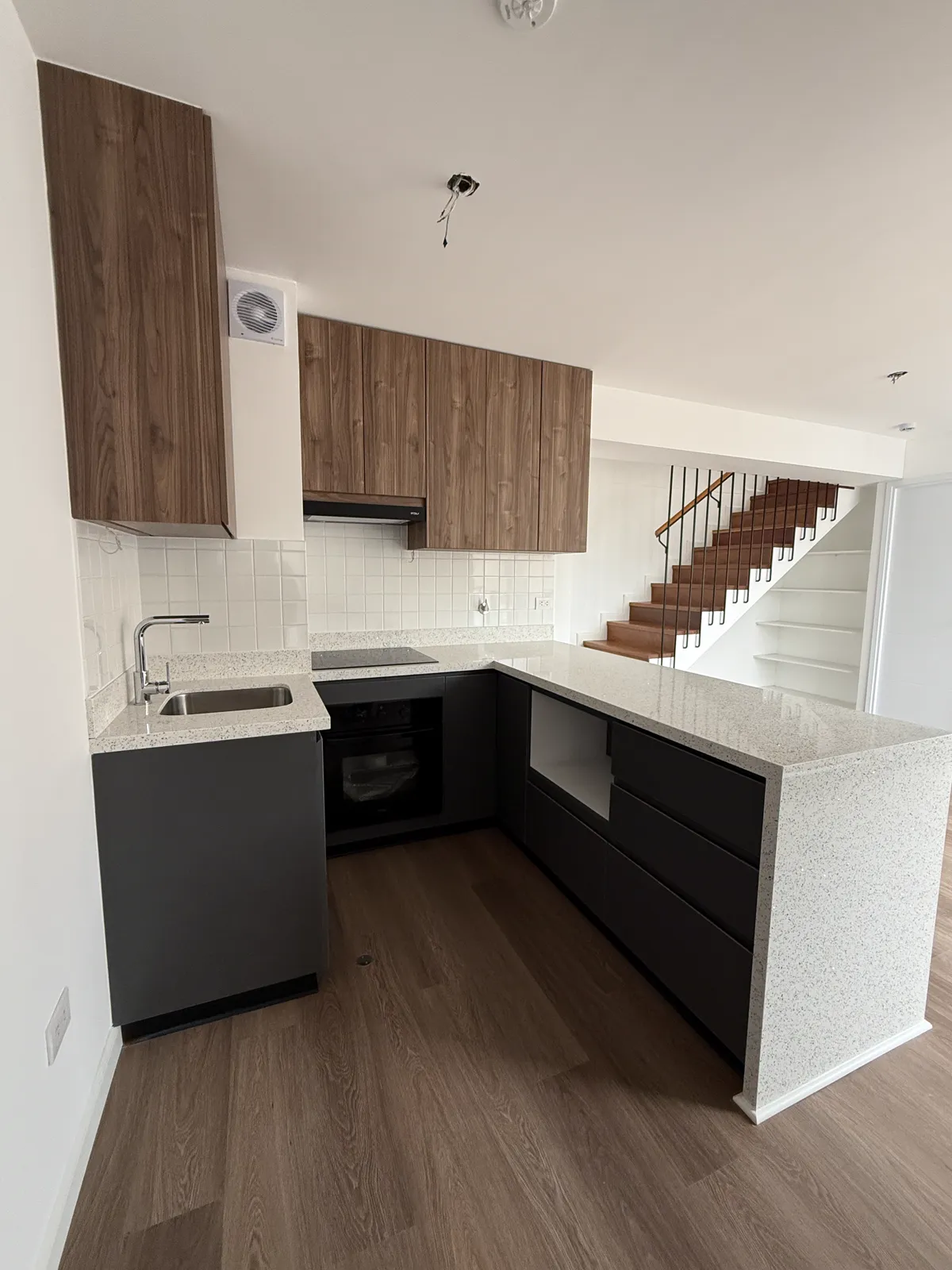 Cocina en melamine con muebles altos y bajos del proyecto Porta 360
